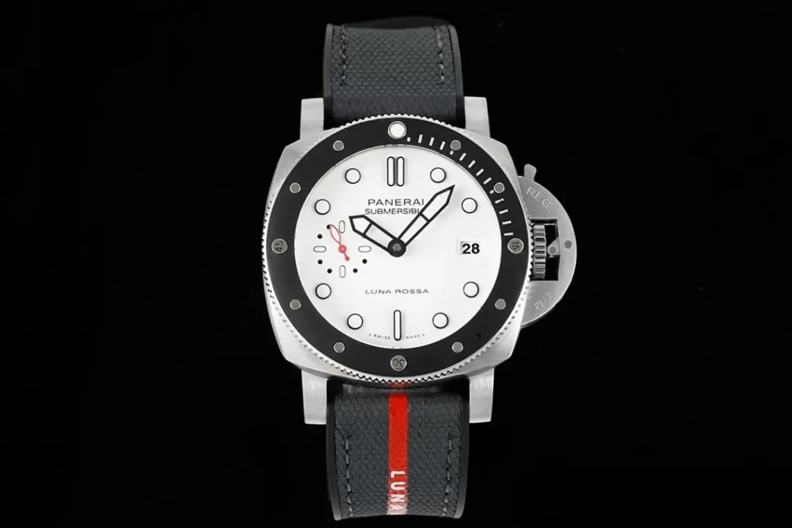 Submersible PAM1579 Luna Rossa 42mm SS/RU White Dial VSF P900