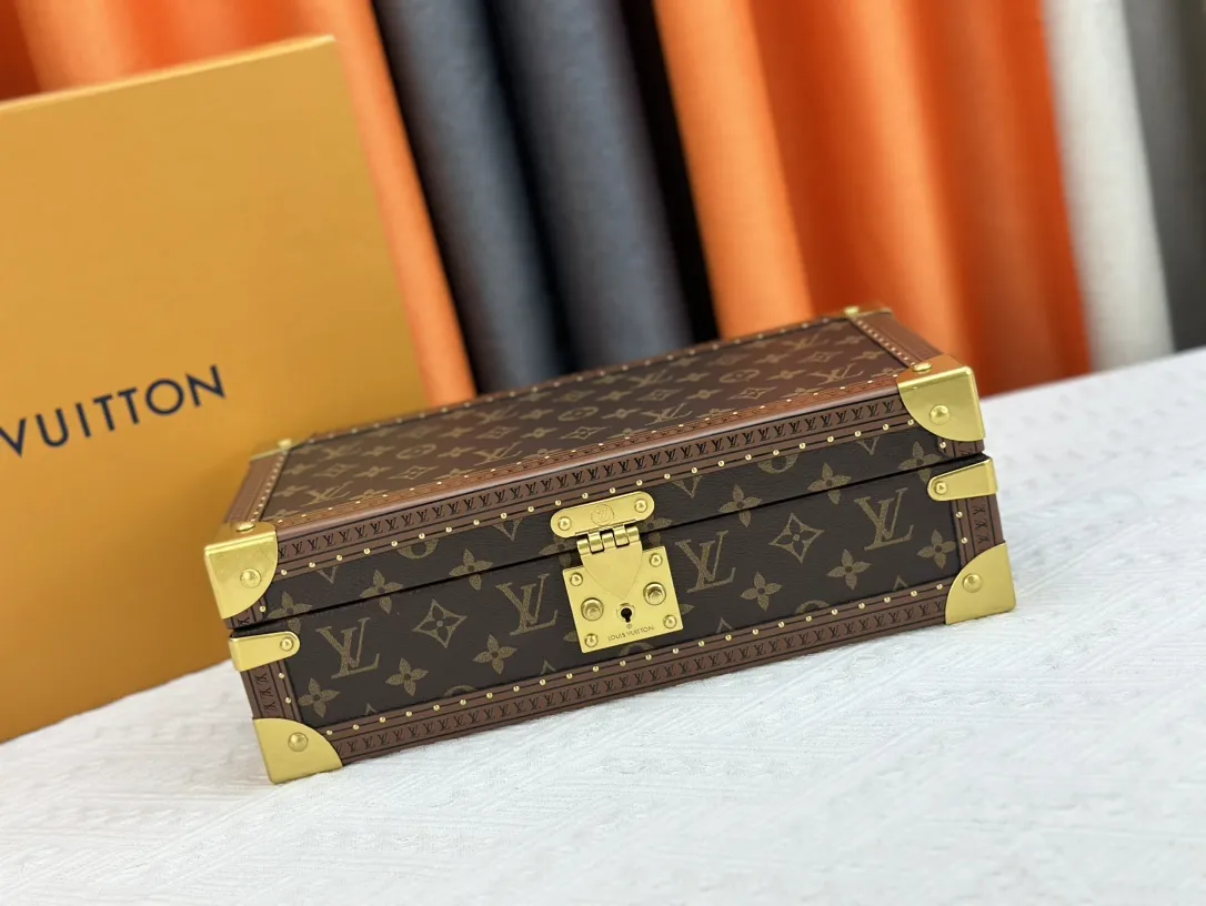 Alternative view of Louis Vuitton Coffret 8 Montres M47641