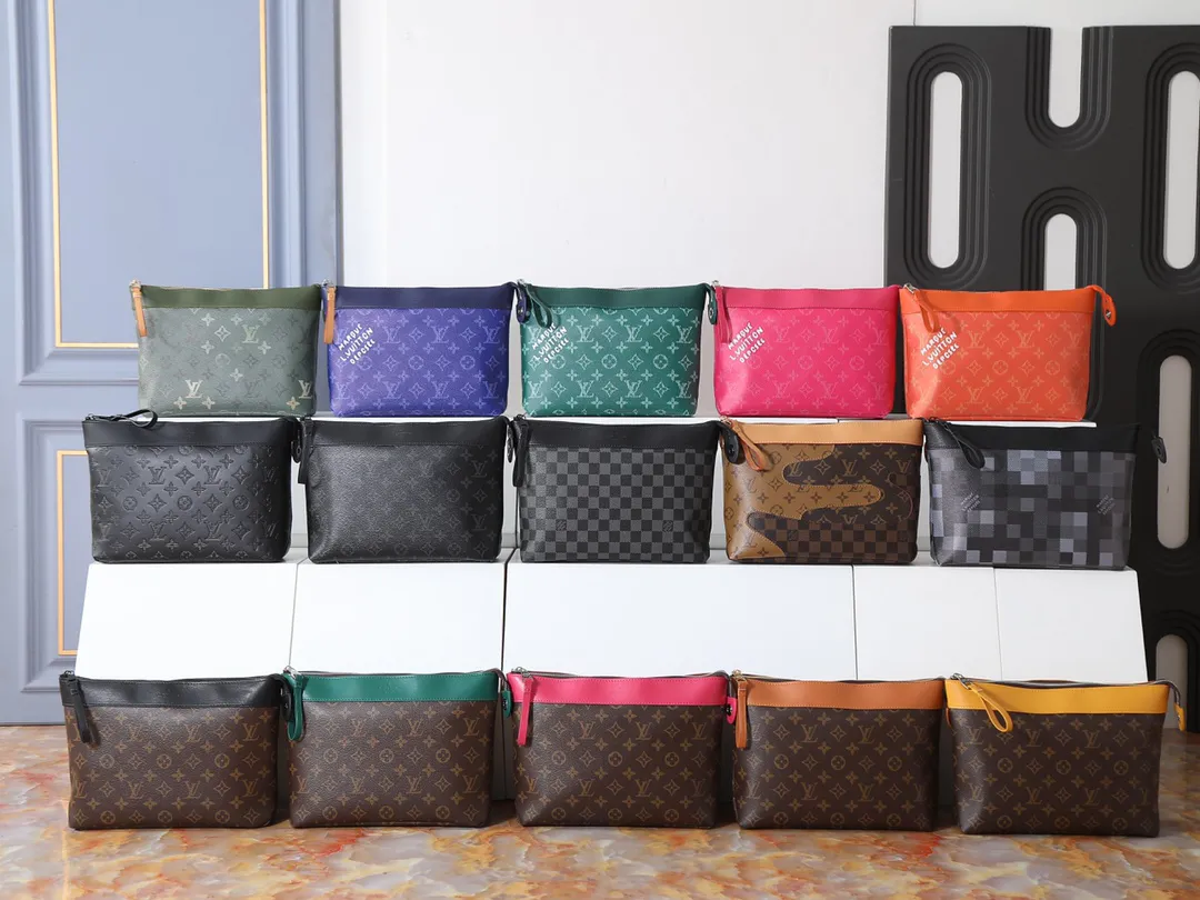 Alternative view of Louis Vuitton Pochette Voyage Souple M26829