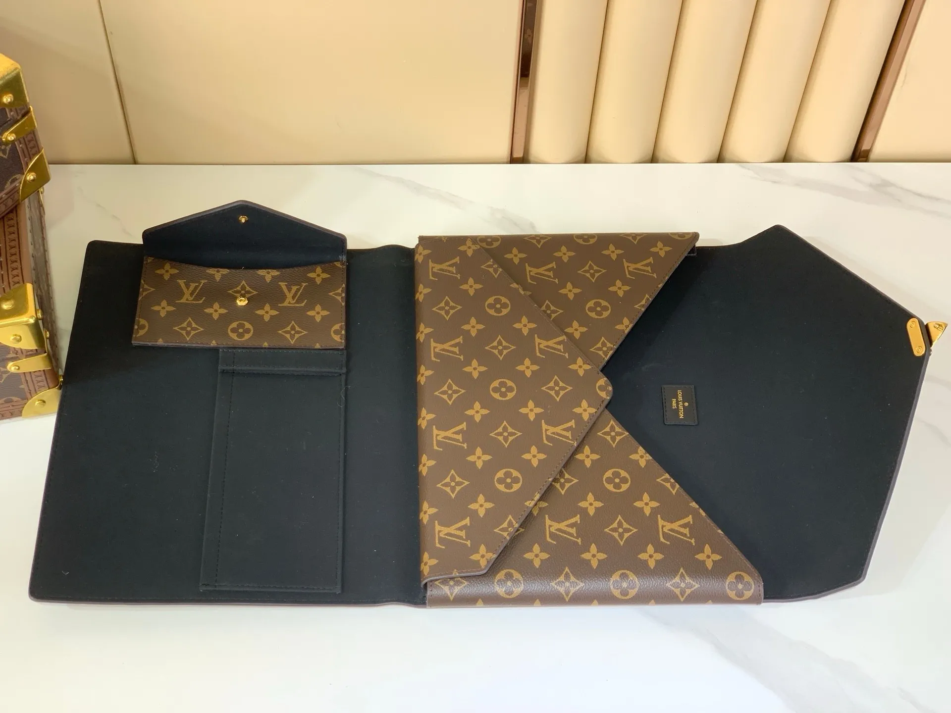 Alternative view of Louis Vuitton Mark Folder GI1138
