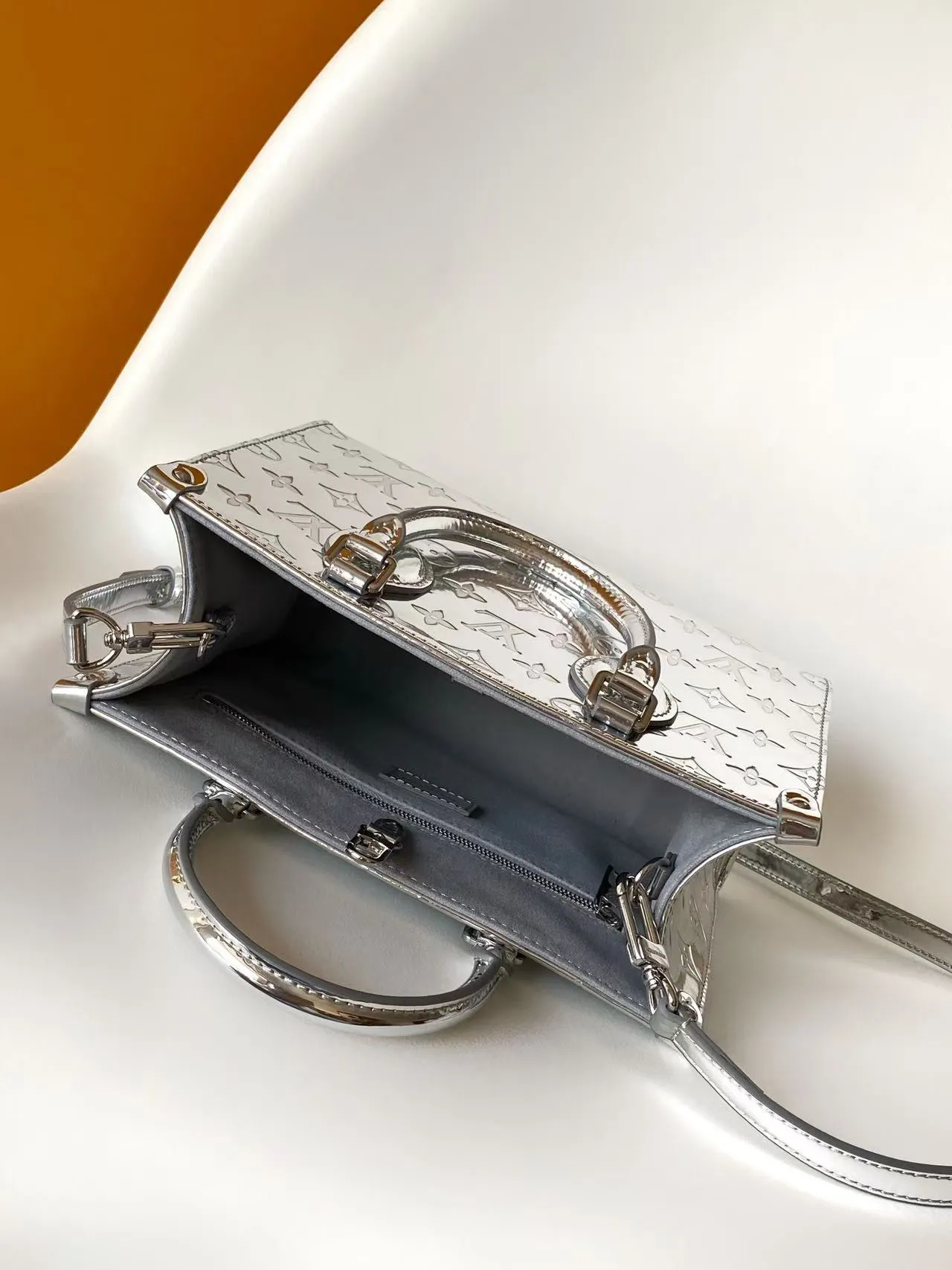 Alternative view of Louis Vuitton OnTheGo PM M26373