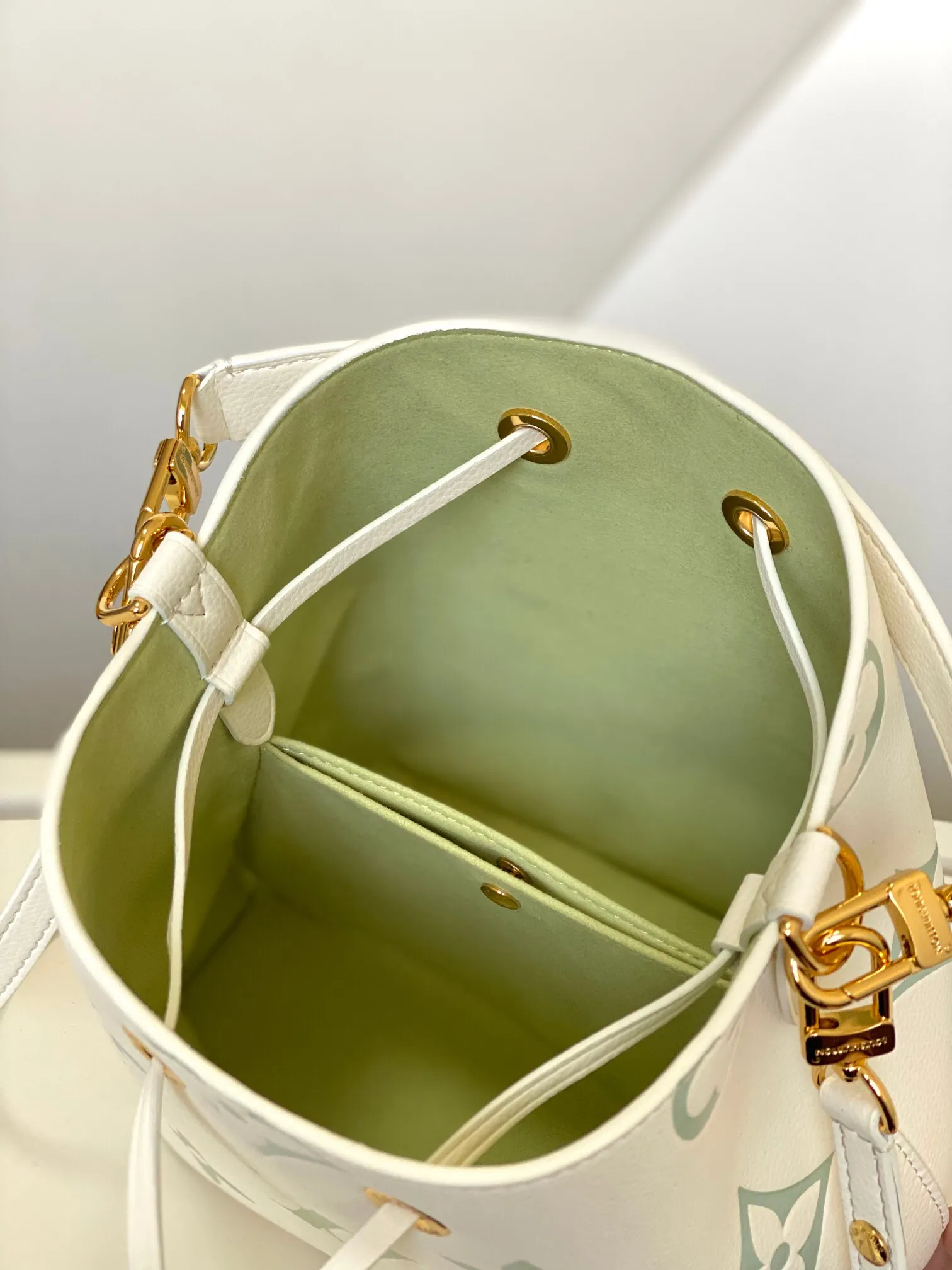 Alternative view of Louis Vuitton Néonoé BB M24048