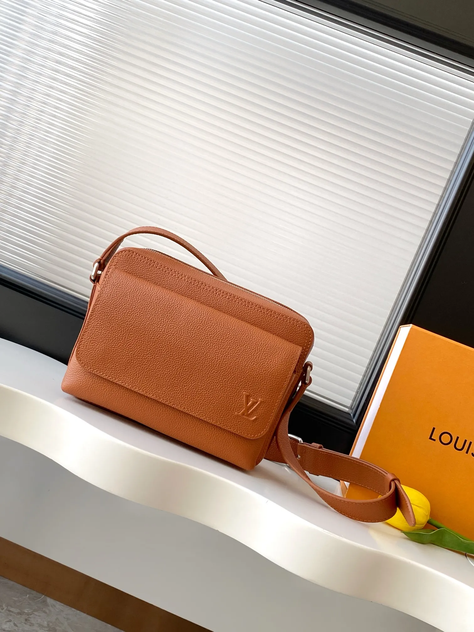 Louis Vuitton Boarding Messenger M25981 - 图片 3