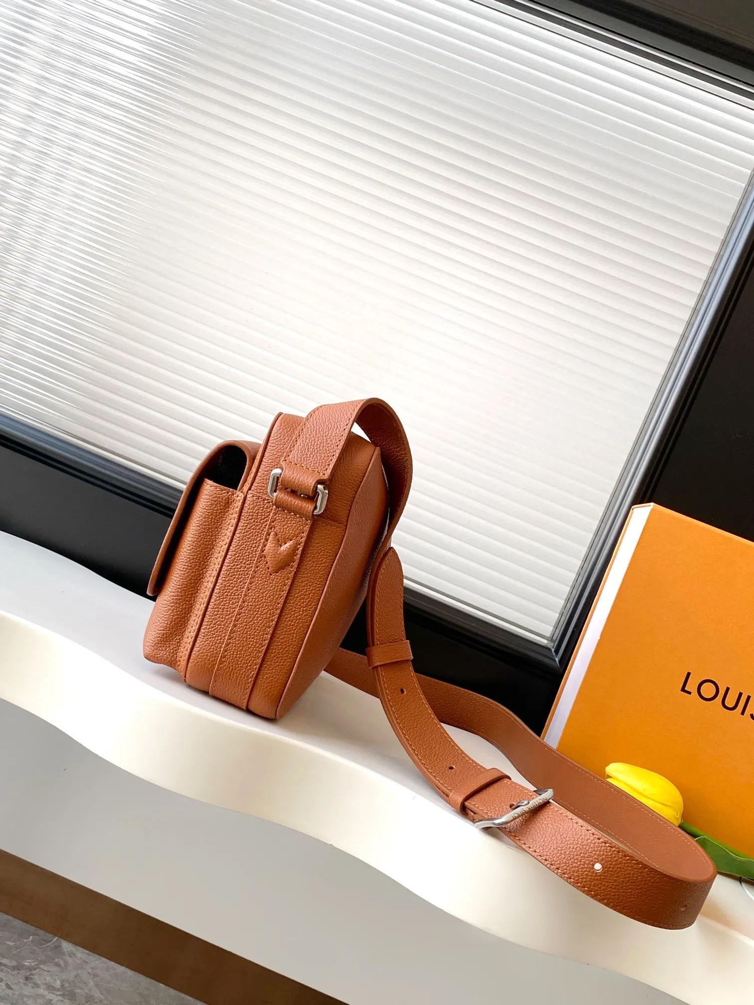 Louis Vuitton Boarding Messenger M25981 - 图片 4