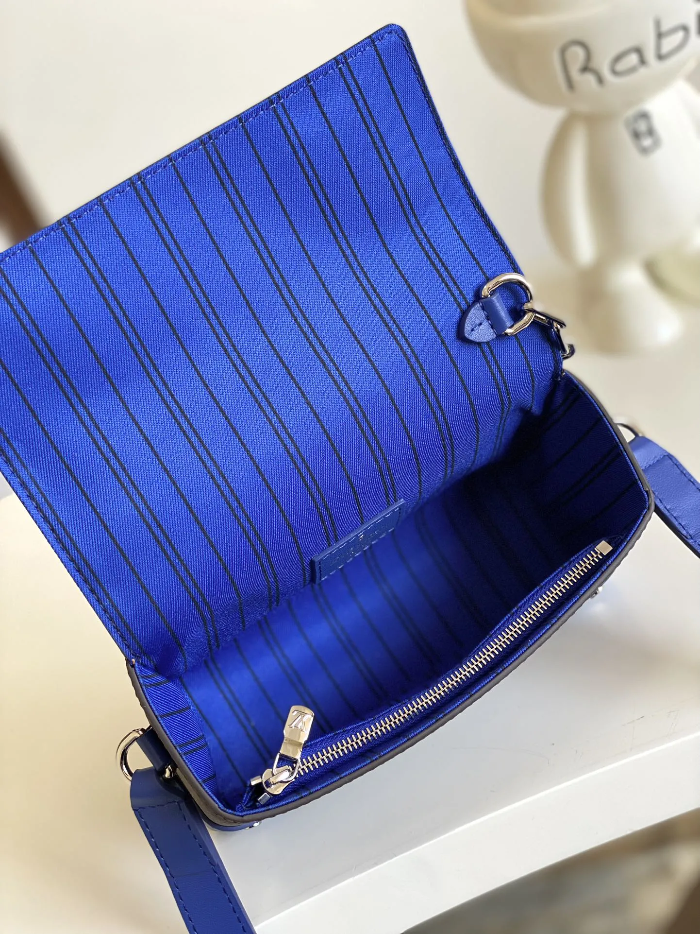 Alternative view of Louis Vuitton Steamer Wearable Wallet M12810