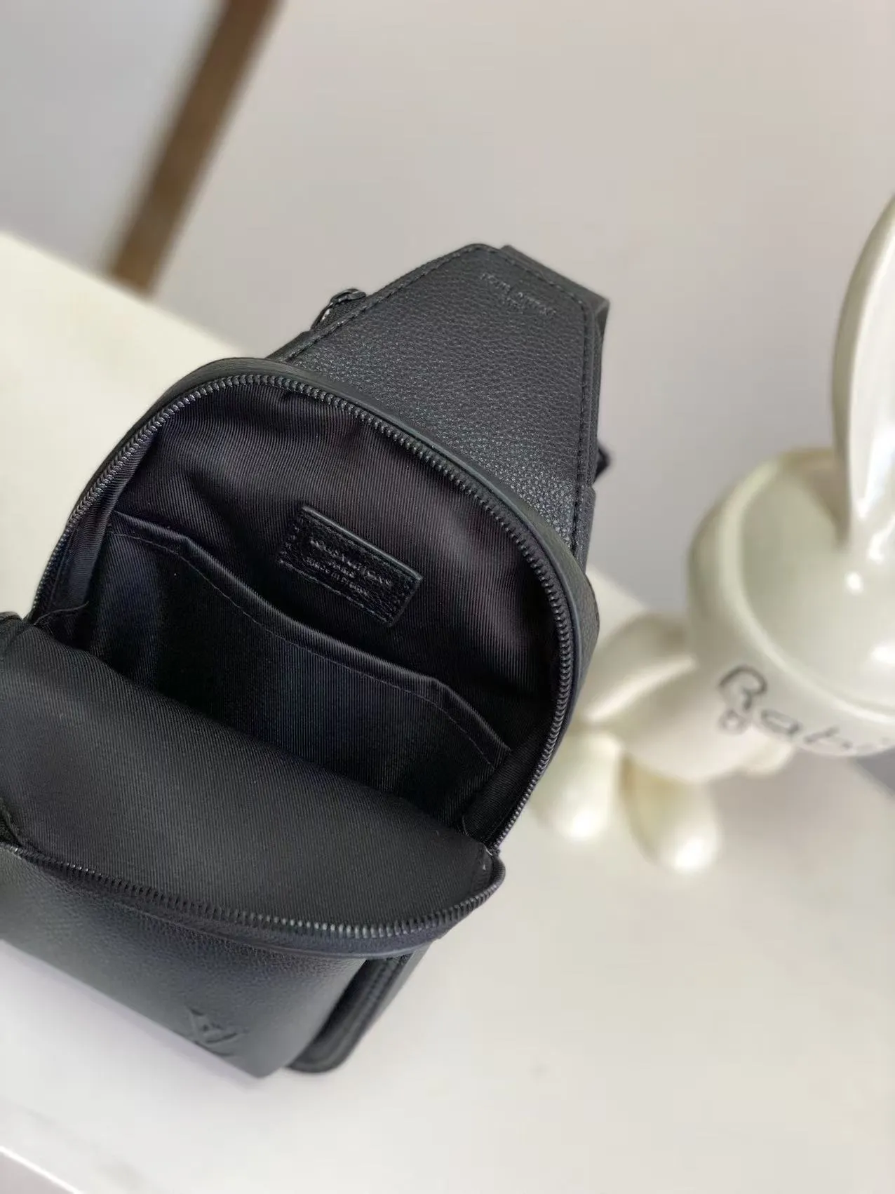Alternative view of Louis Vuitton Avenue Slingbag PM M15255