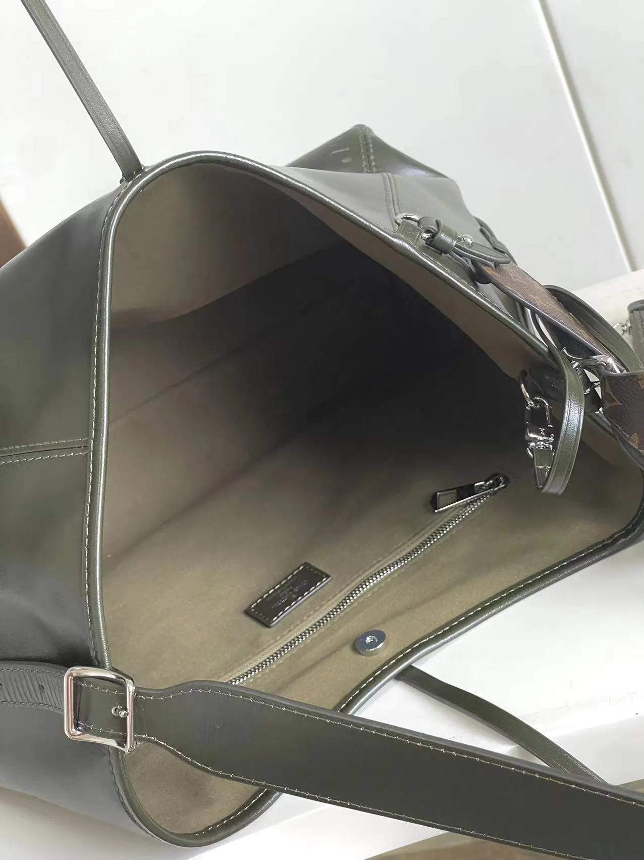 Louis Vuitton Carryall Vibe MM M14268 - Image 10