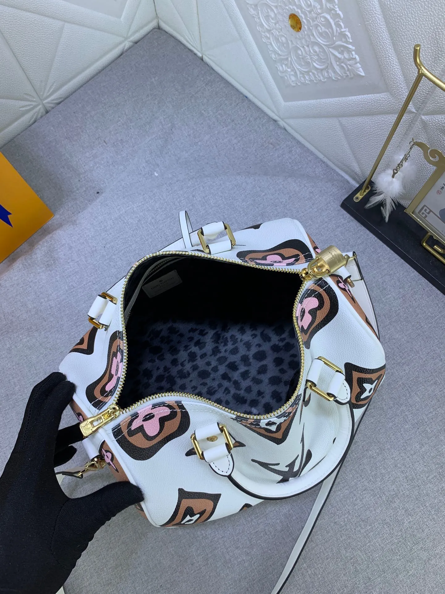 Alternative view of Louis Vuitton Speedy Bandoulière 25 M45828