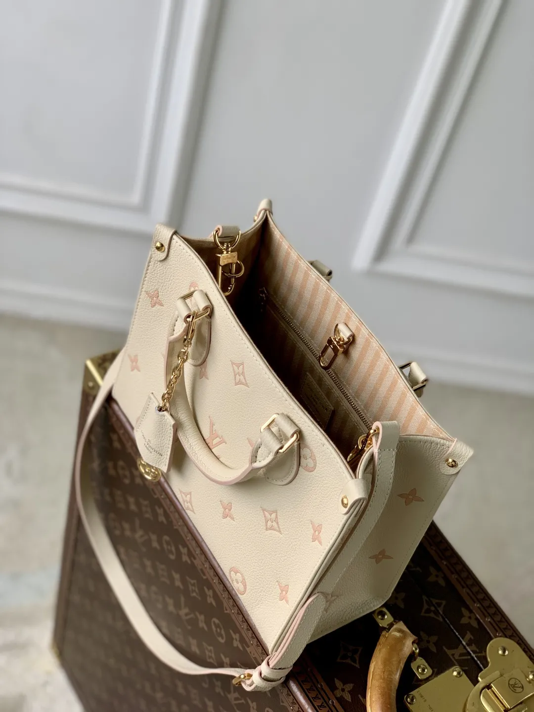 Alternative view of Louis Vuitton OnTheGo PM M14403