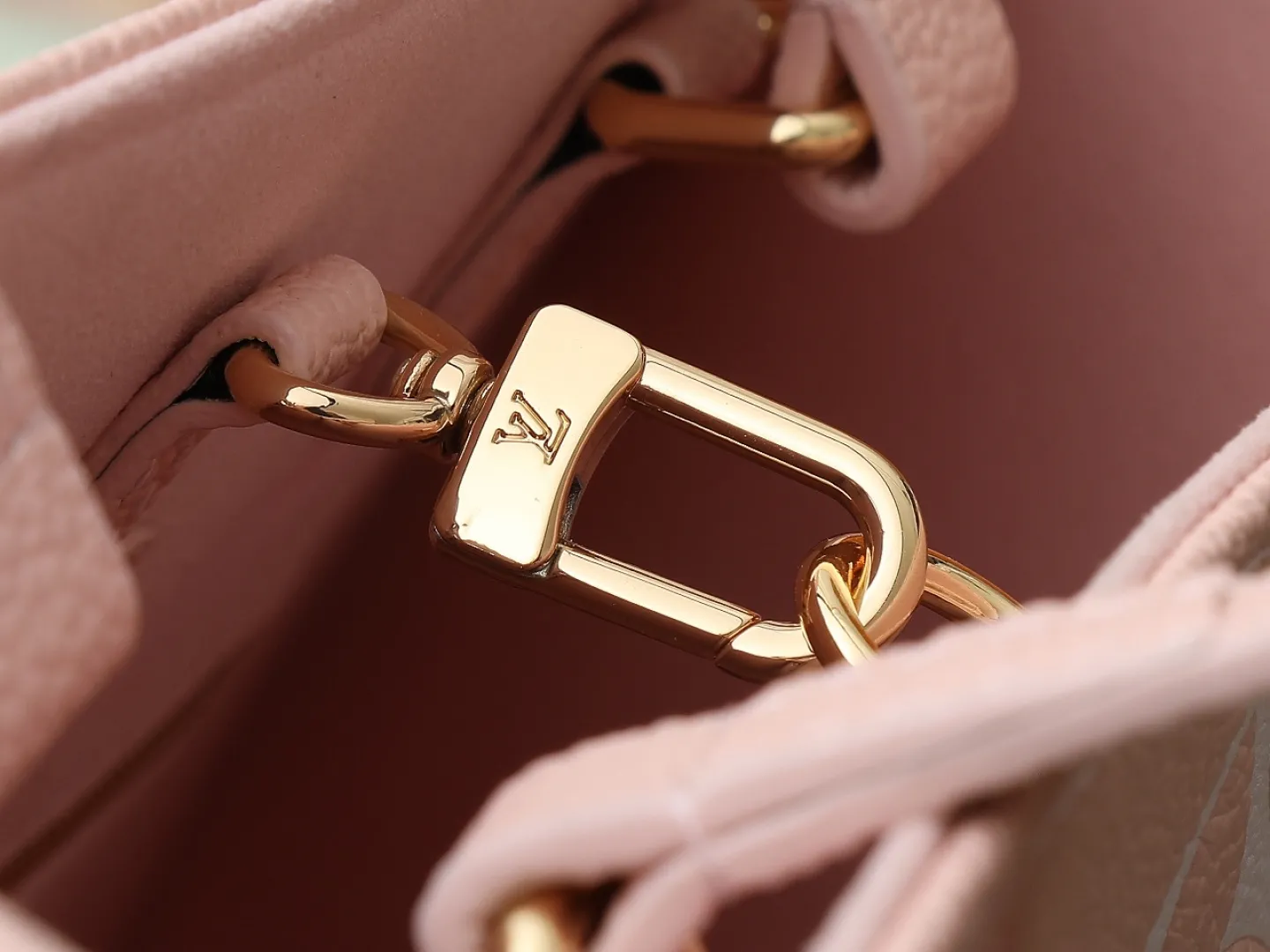 Alternative view of Louis Vuitton Onthego MM M46542