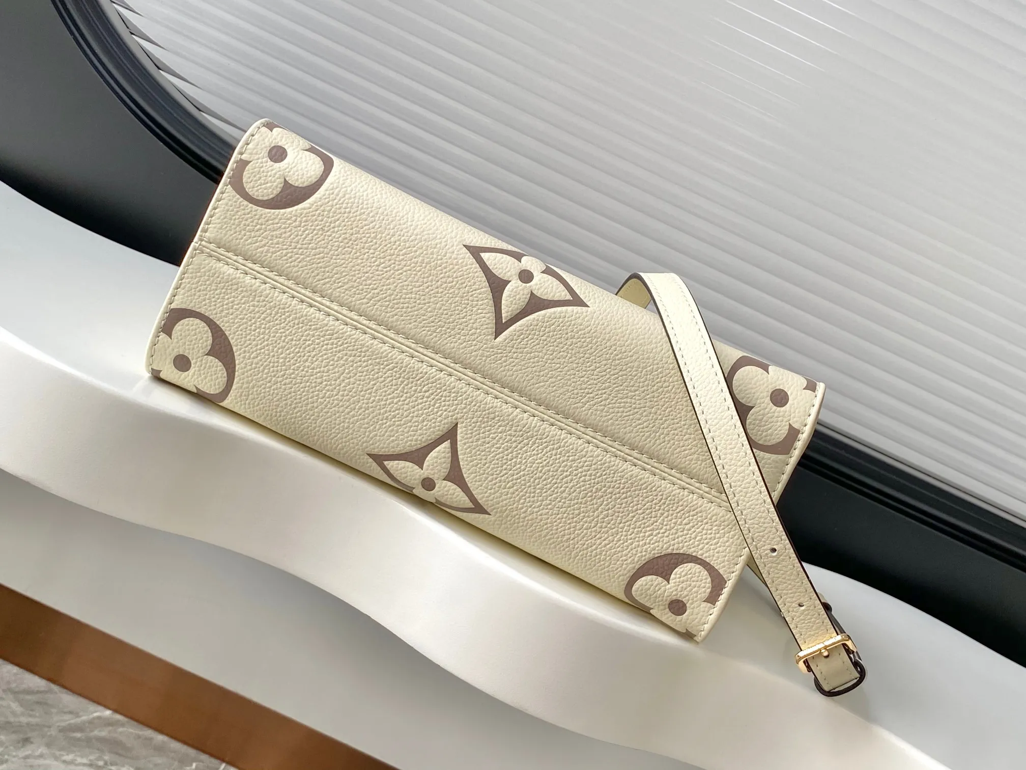 Louis Vuitton Onthego PM M45654 - Image 7