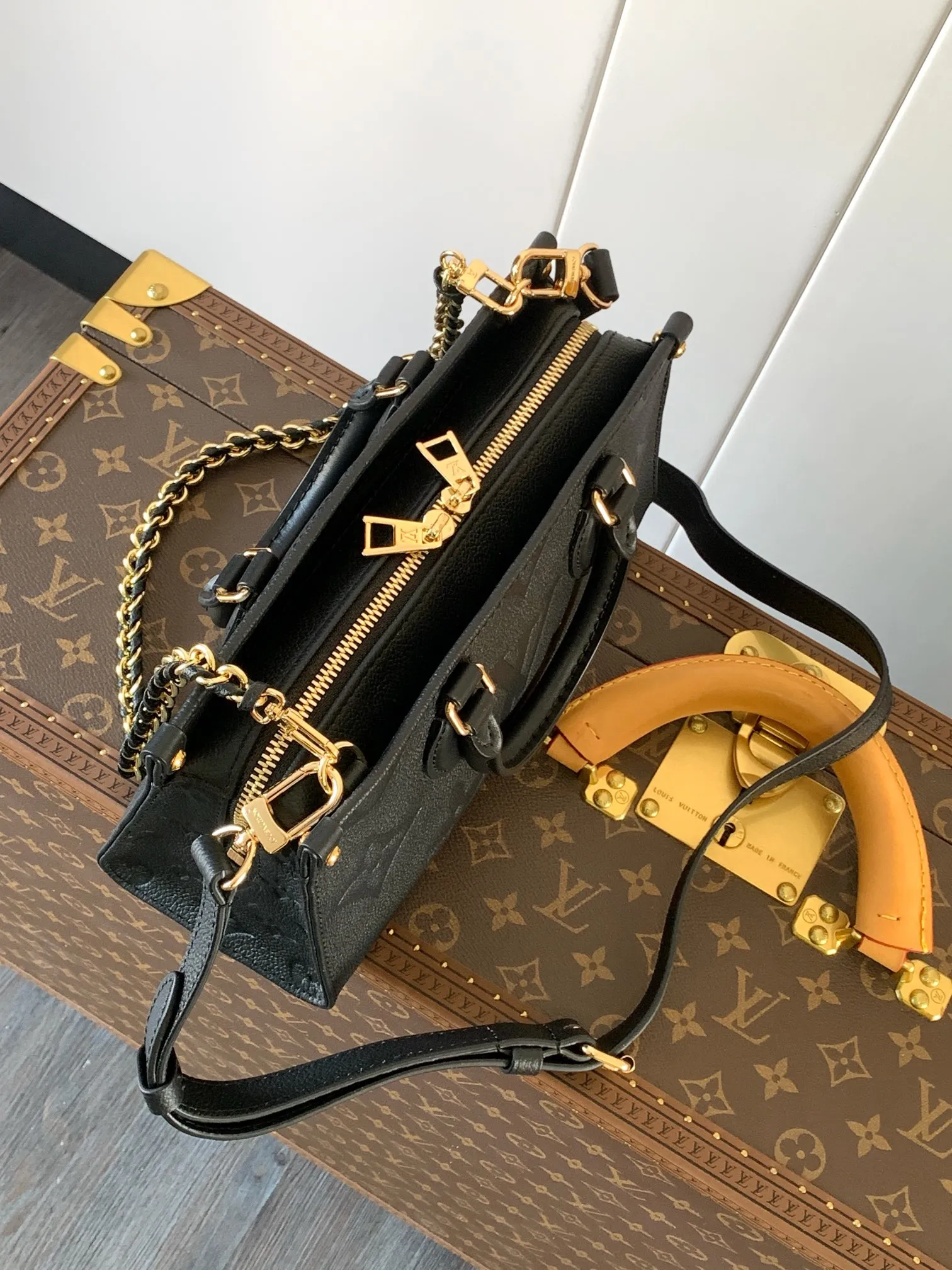 Louis Vuitton OnTheGo East West M23640 - 图片 8