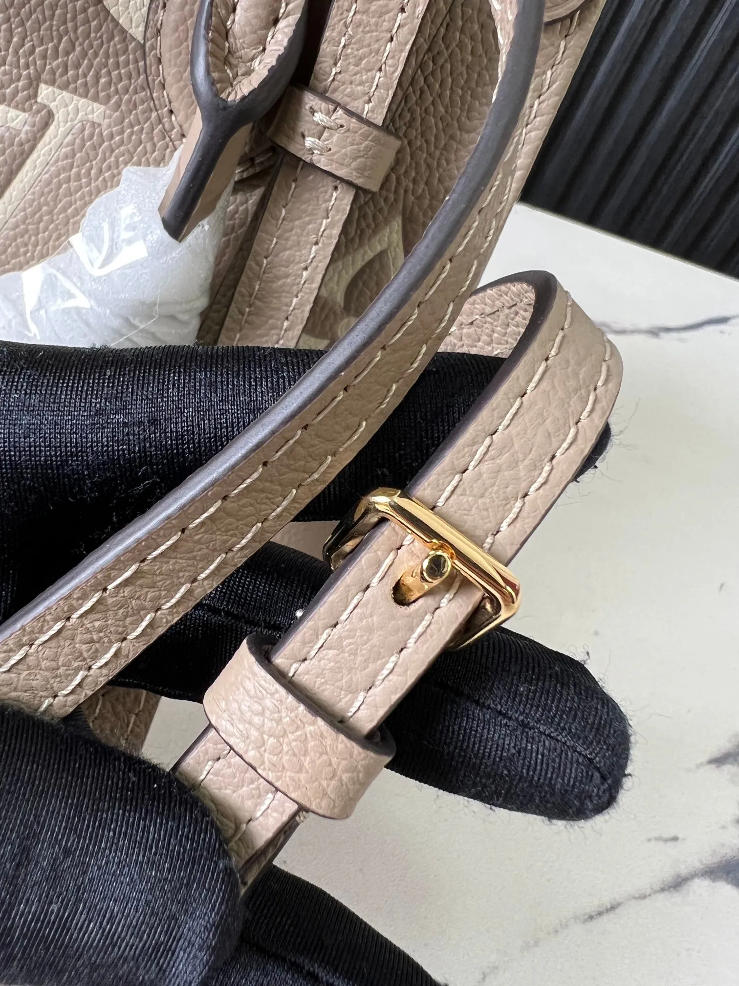 Alternative view of Louis Vuitton OnTheGo BB M47054