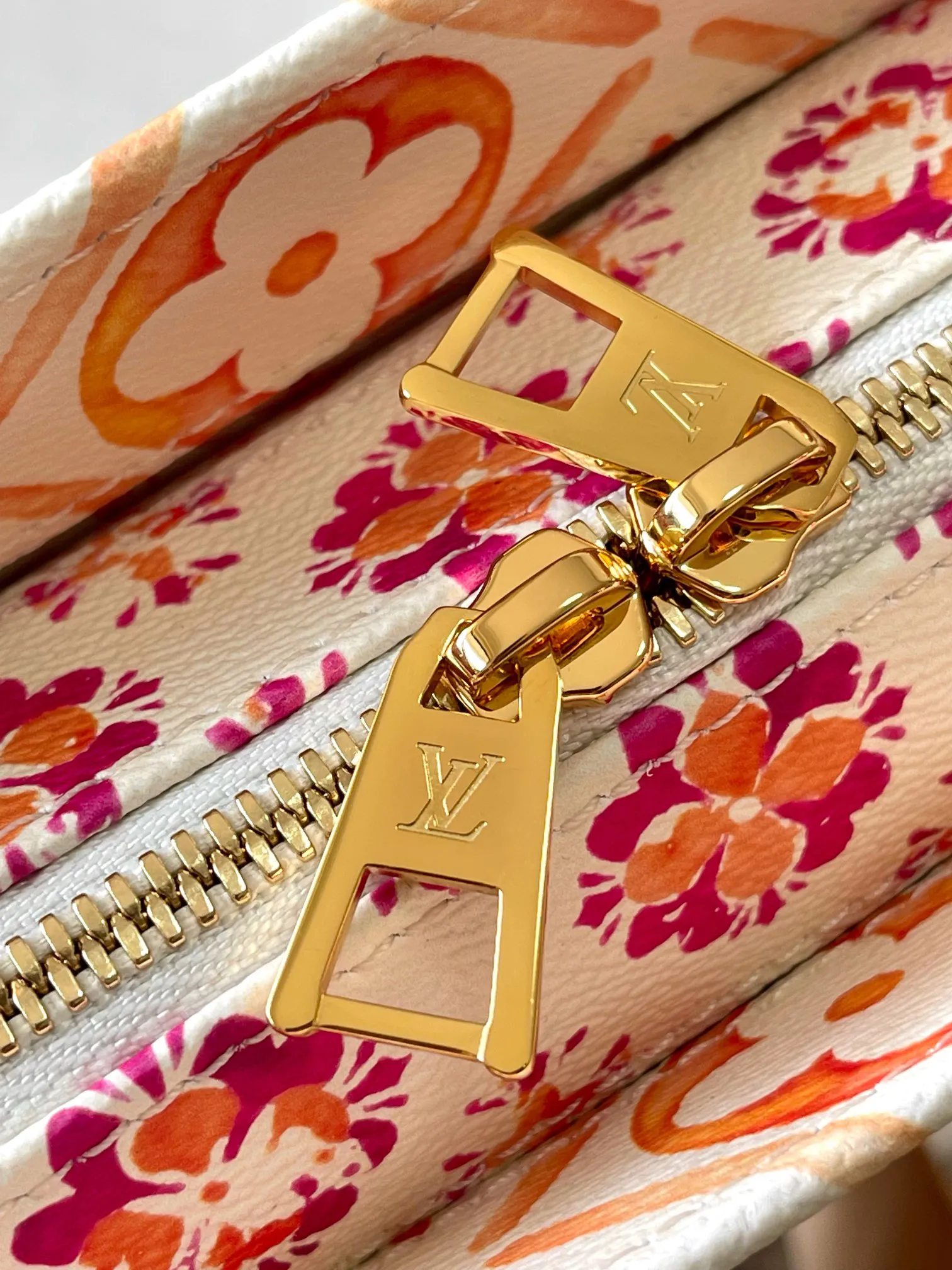 Louis Vuitton OnTheGo East West M25318 - 图片 8