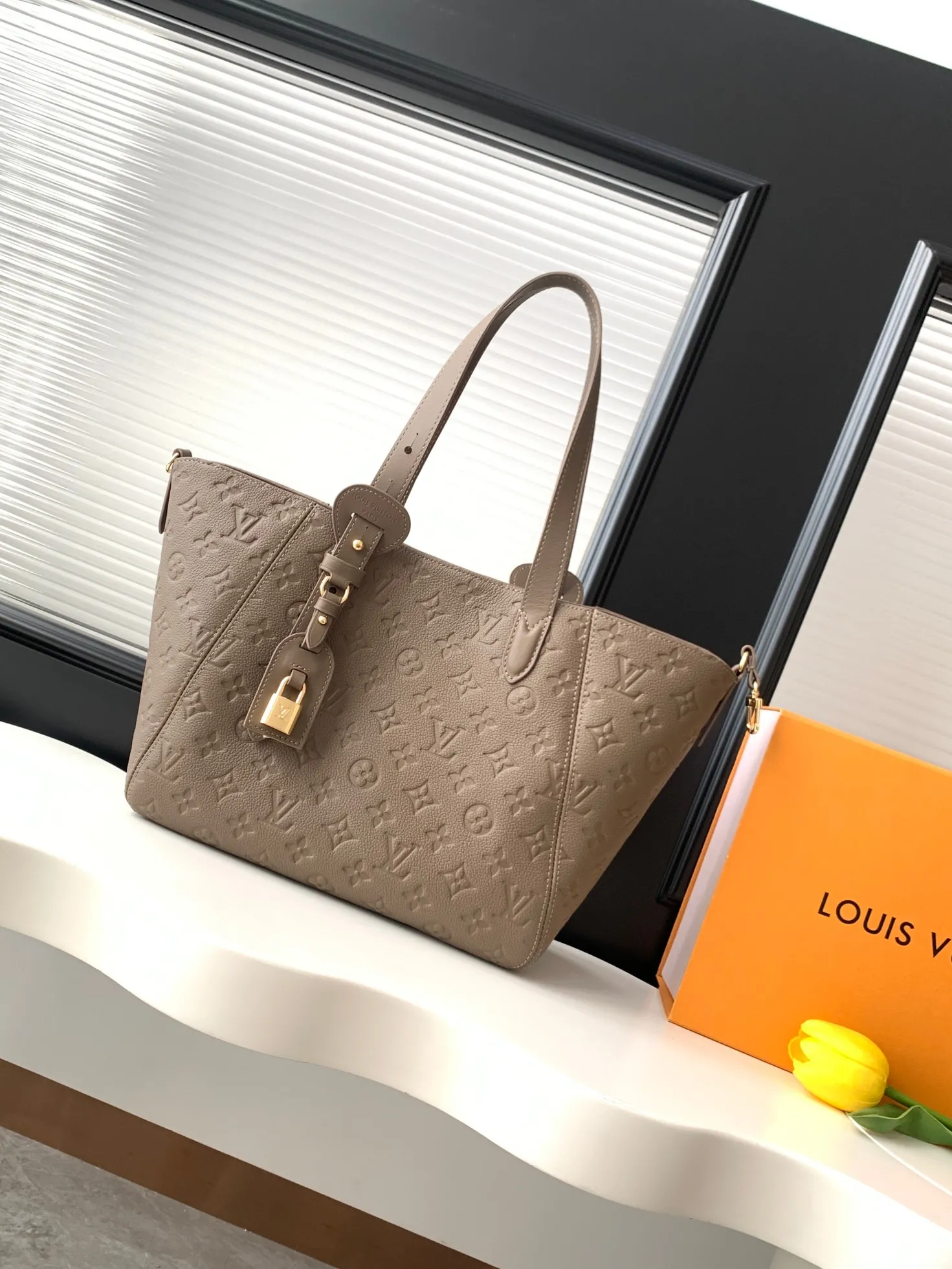 Alternative view of Louis Vuitton All In One PM M25890