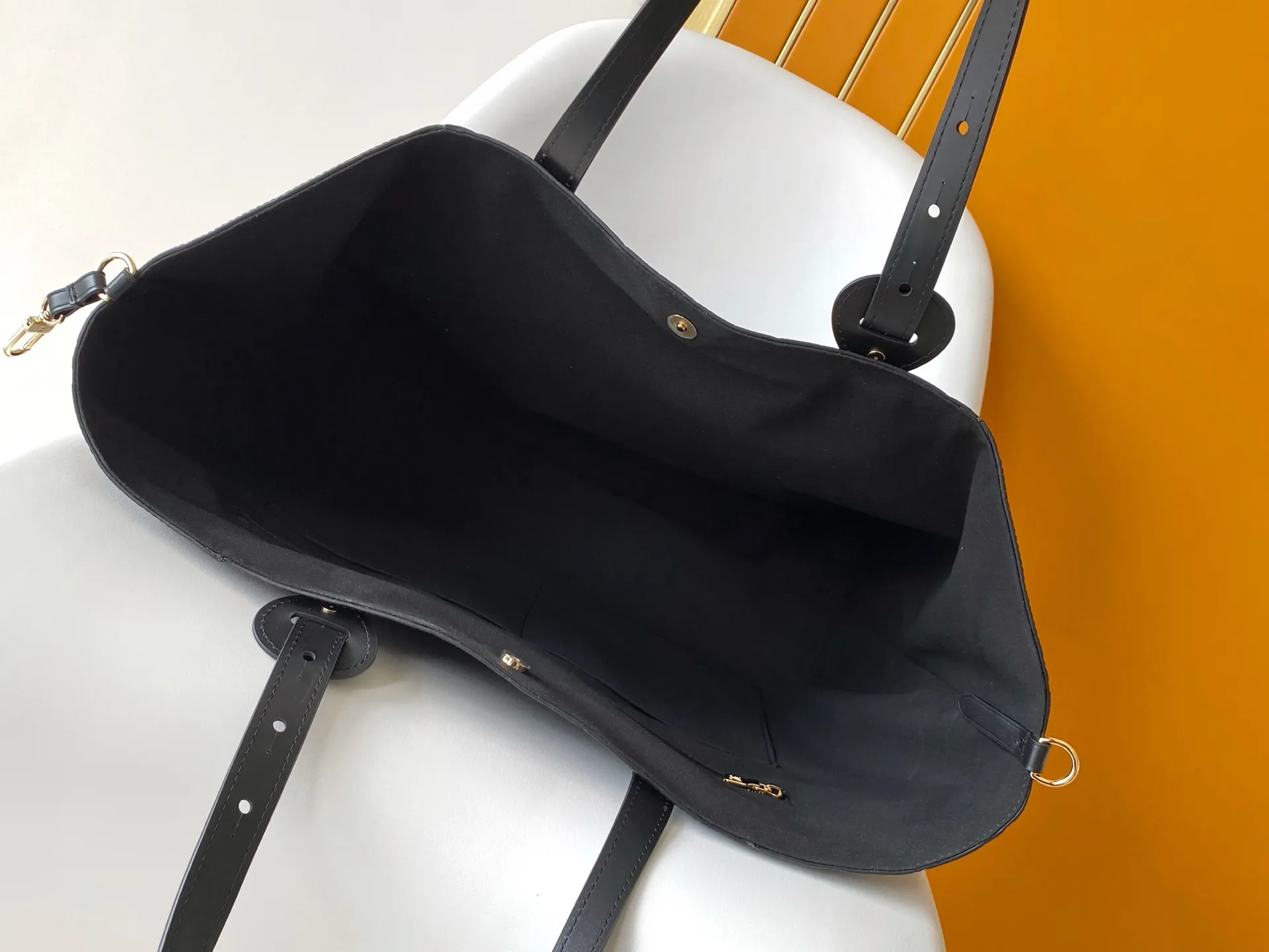 Alternative view of Louis Vuitton All In One MM M25860