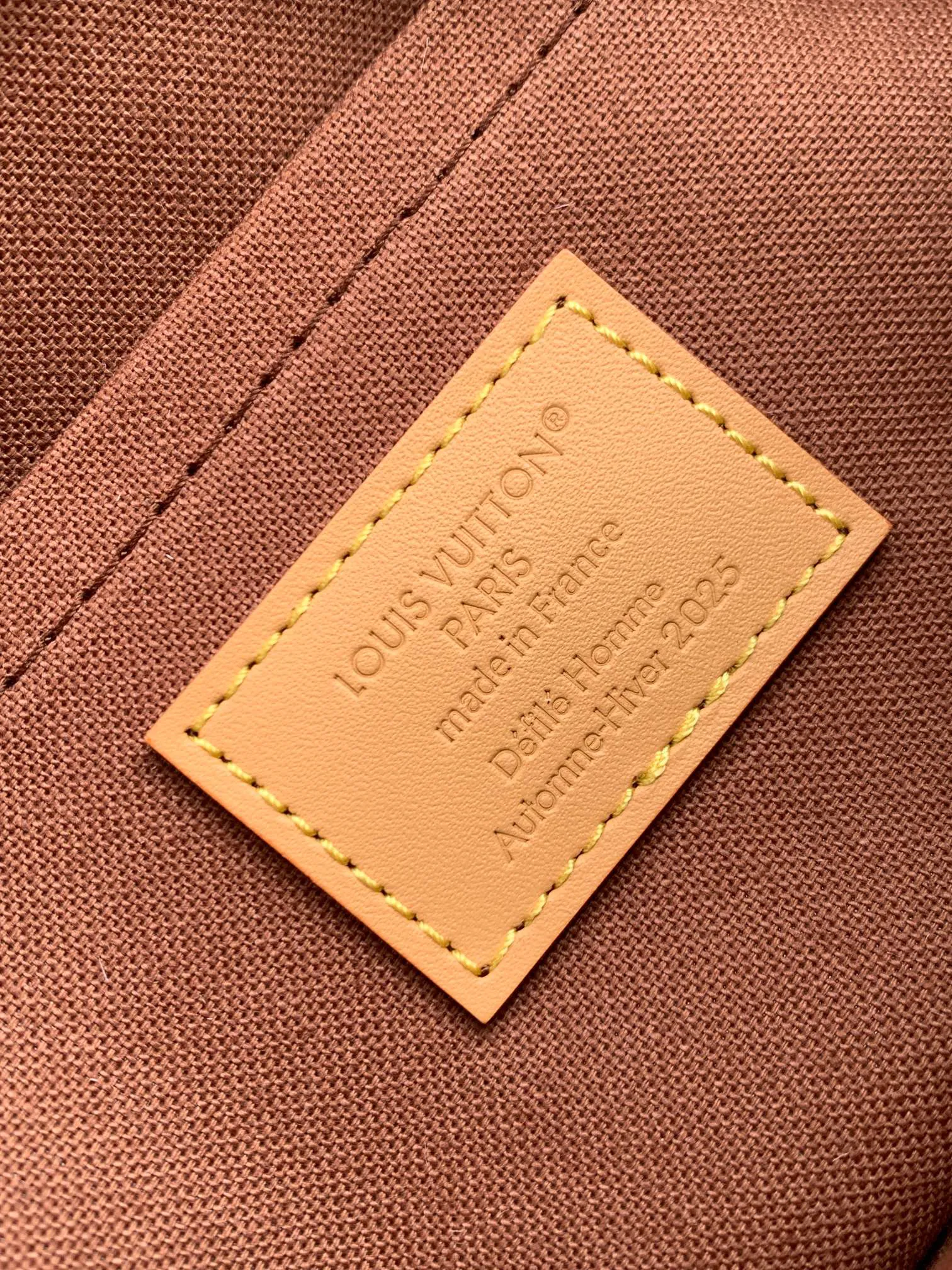 Alternative view of Louis Vuitton Nil M26068