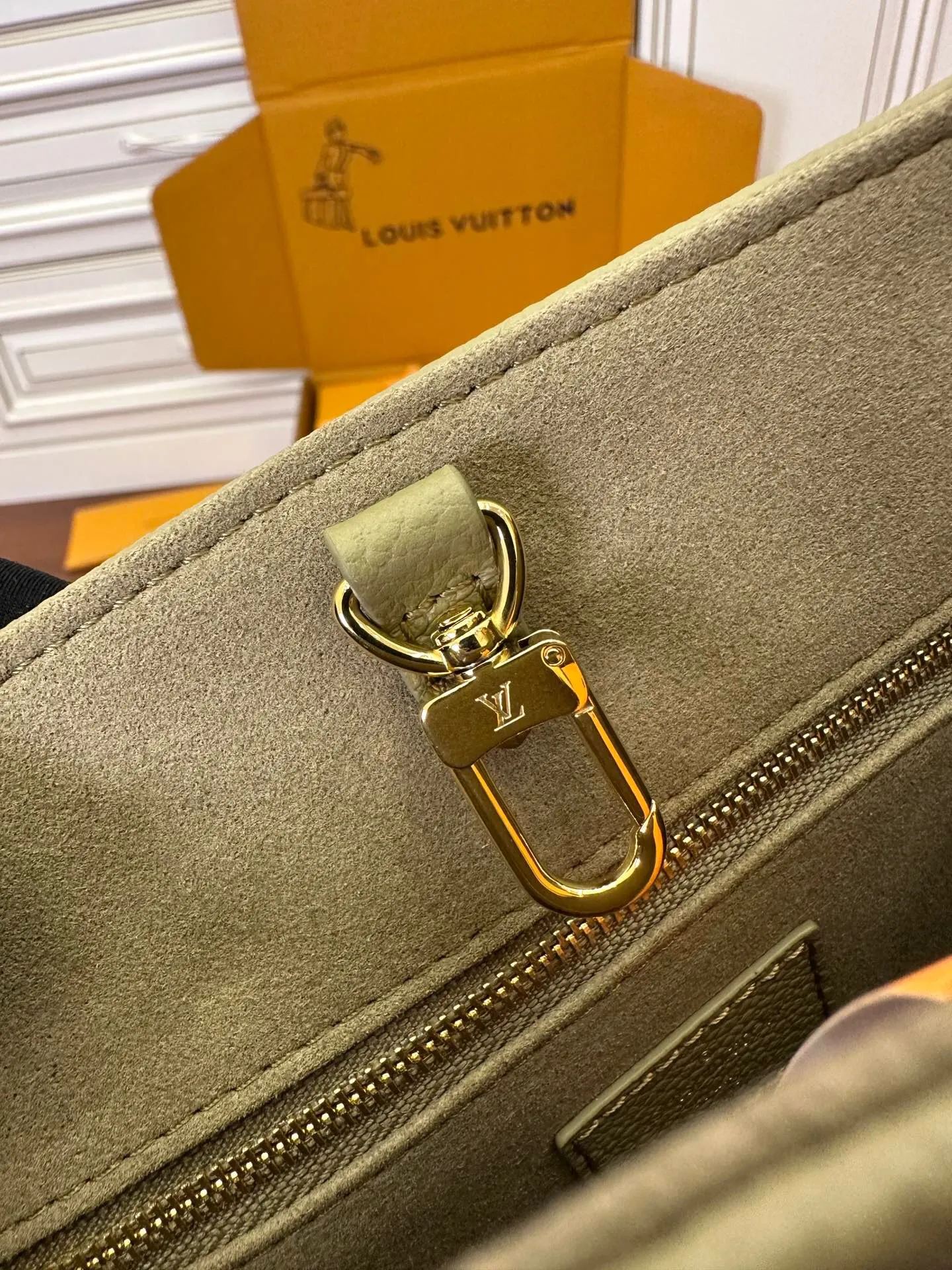 Alternative view of Louis Vuitton OnTheGo PM M46647