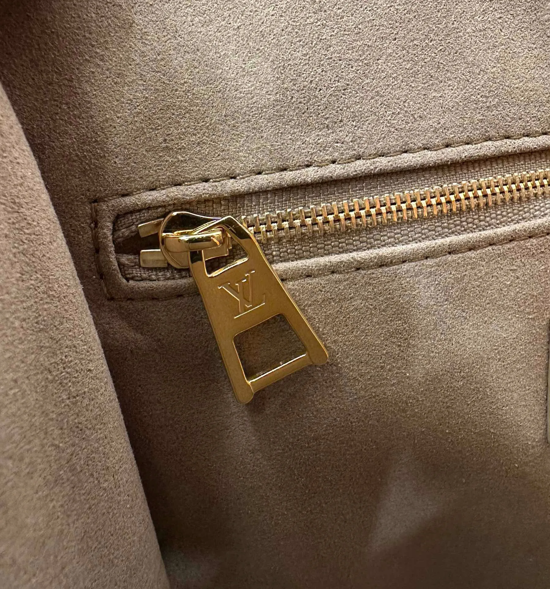 Louis Vuitton OnTheGo PM M46647 - 图片 10