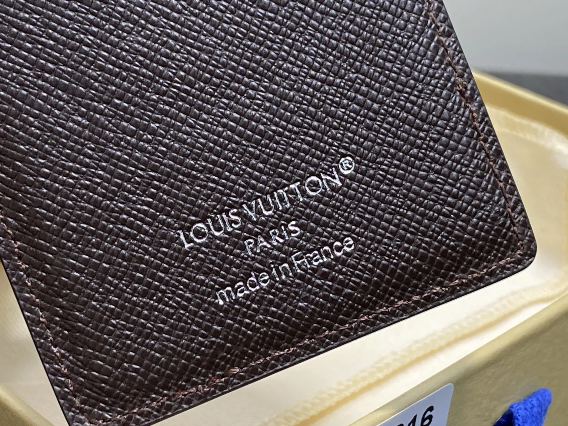 Alternative view of Louis Vuitton Magnetic Card Holder M26016