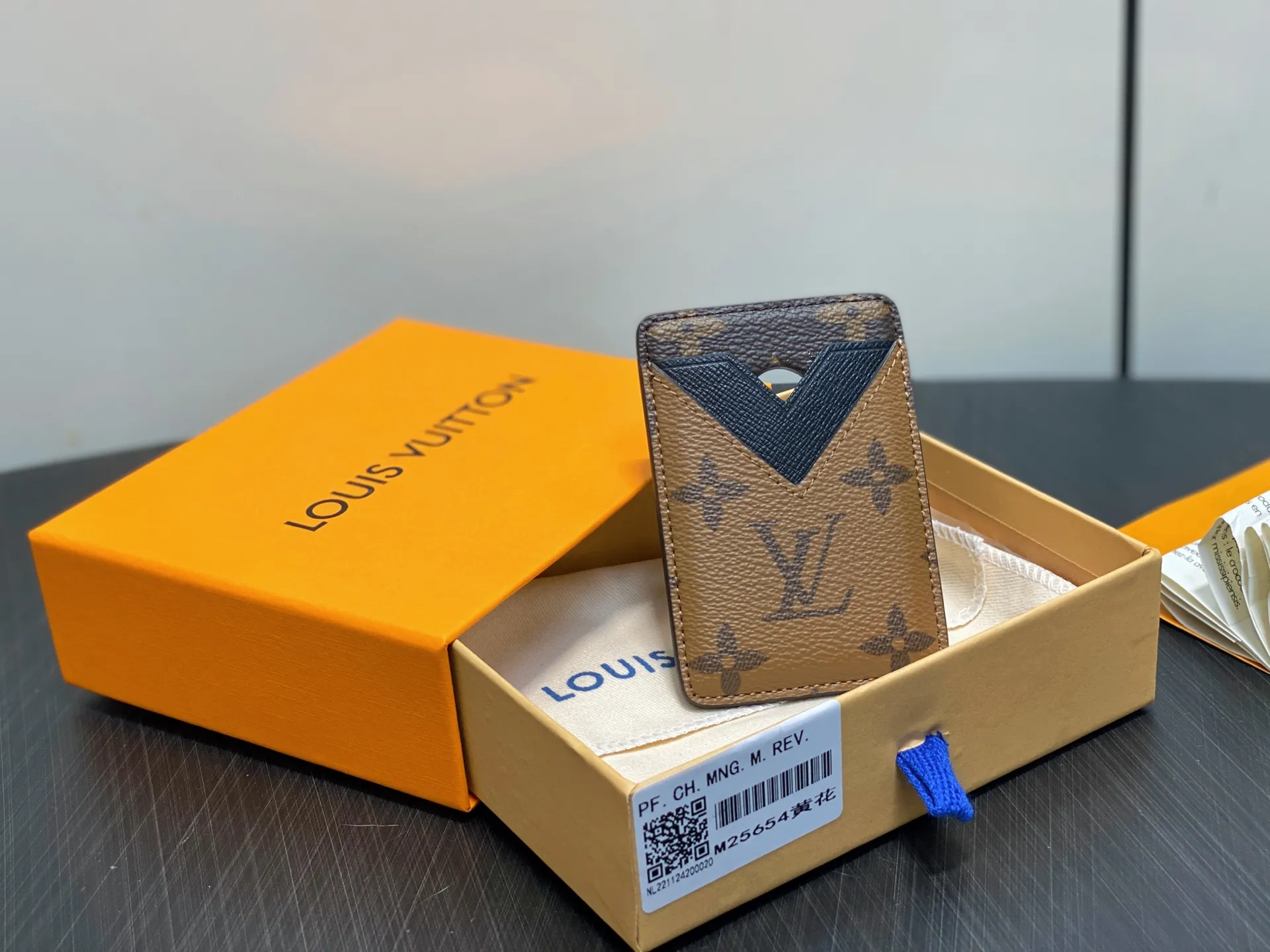 Louis Vuitton Magnetic Card Holder M25654 - Image 3