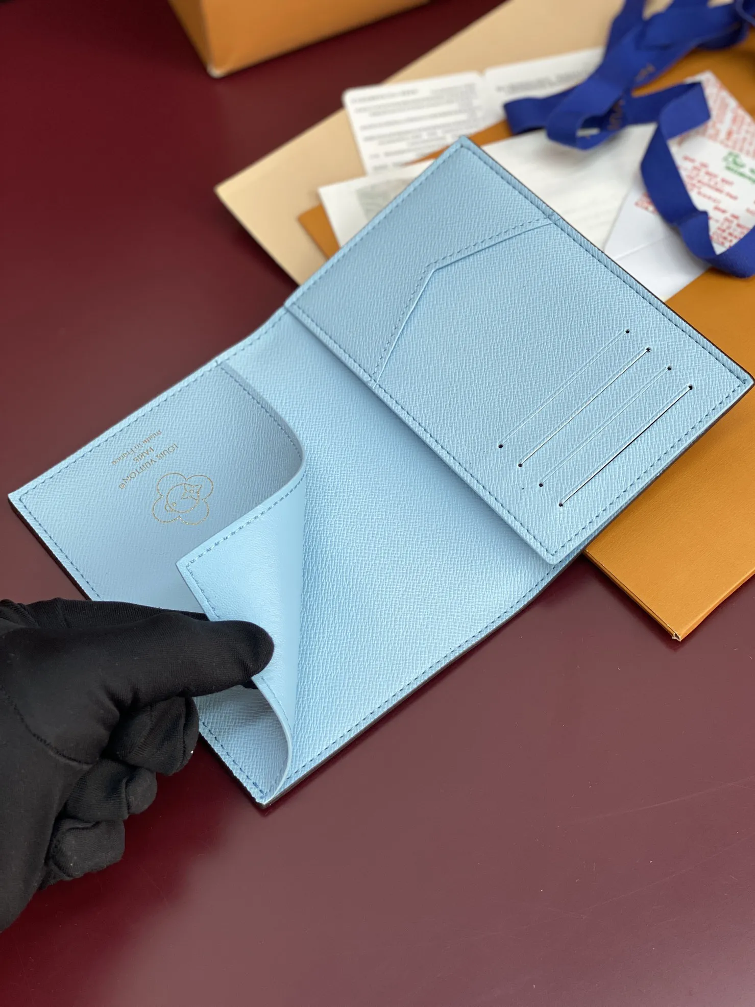 Louis Vuitton Passport Cover M12237 - 图片 8
