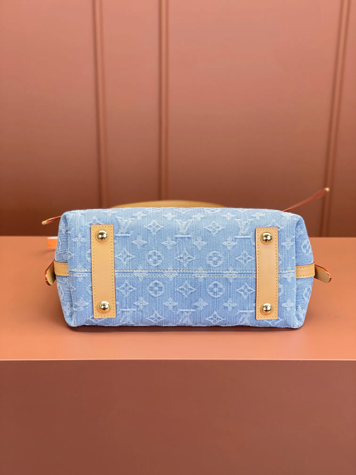 Alternative view of Louis Vuitton CarryAll PM M11462