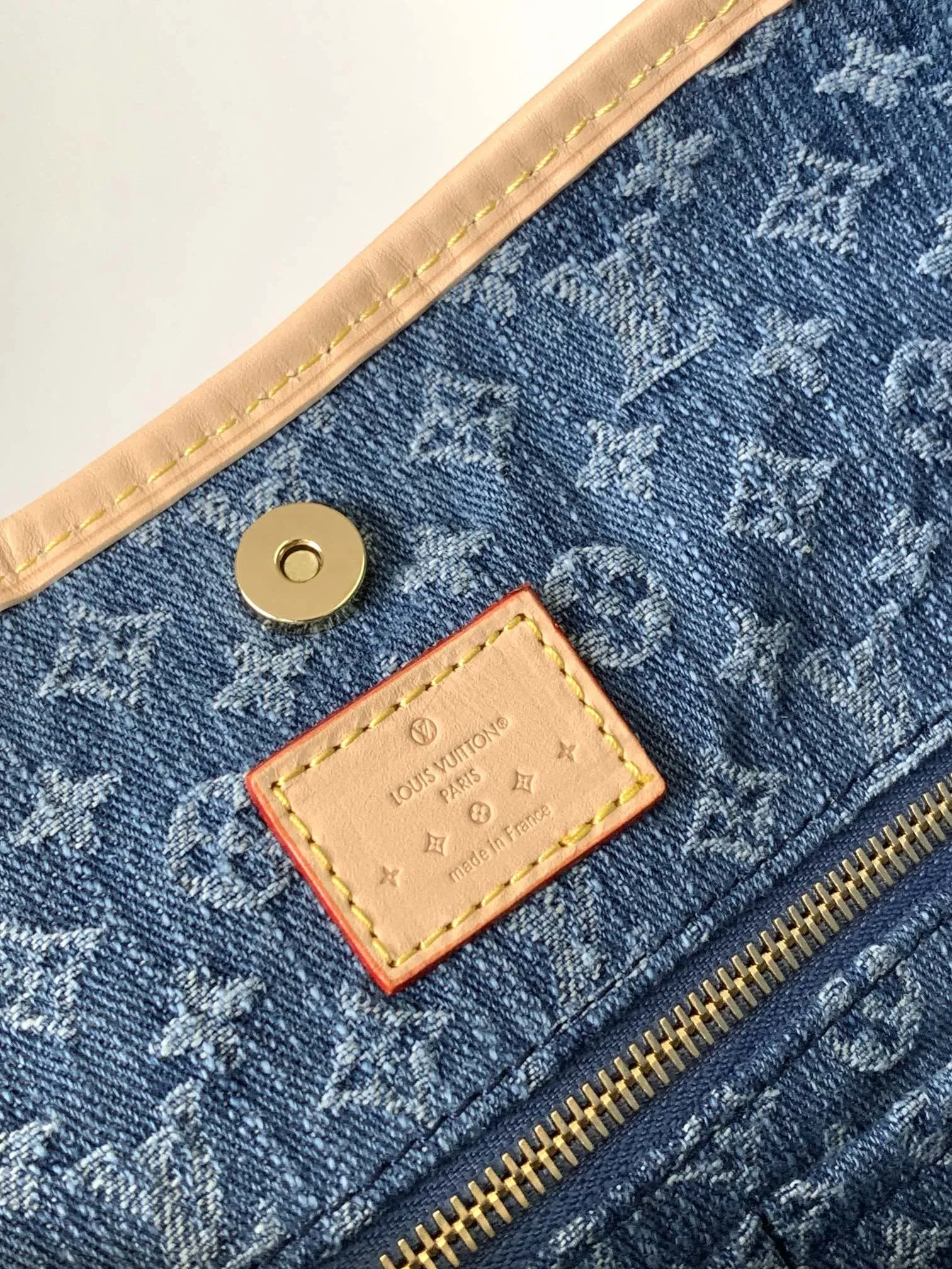Alternative view of Louis Vuitton CarryAll MM M46855