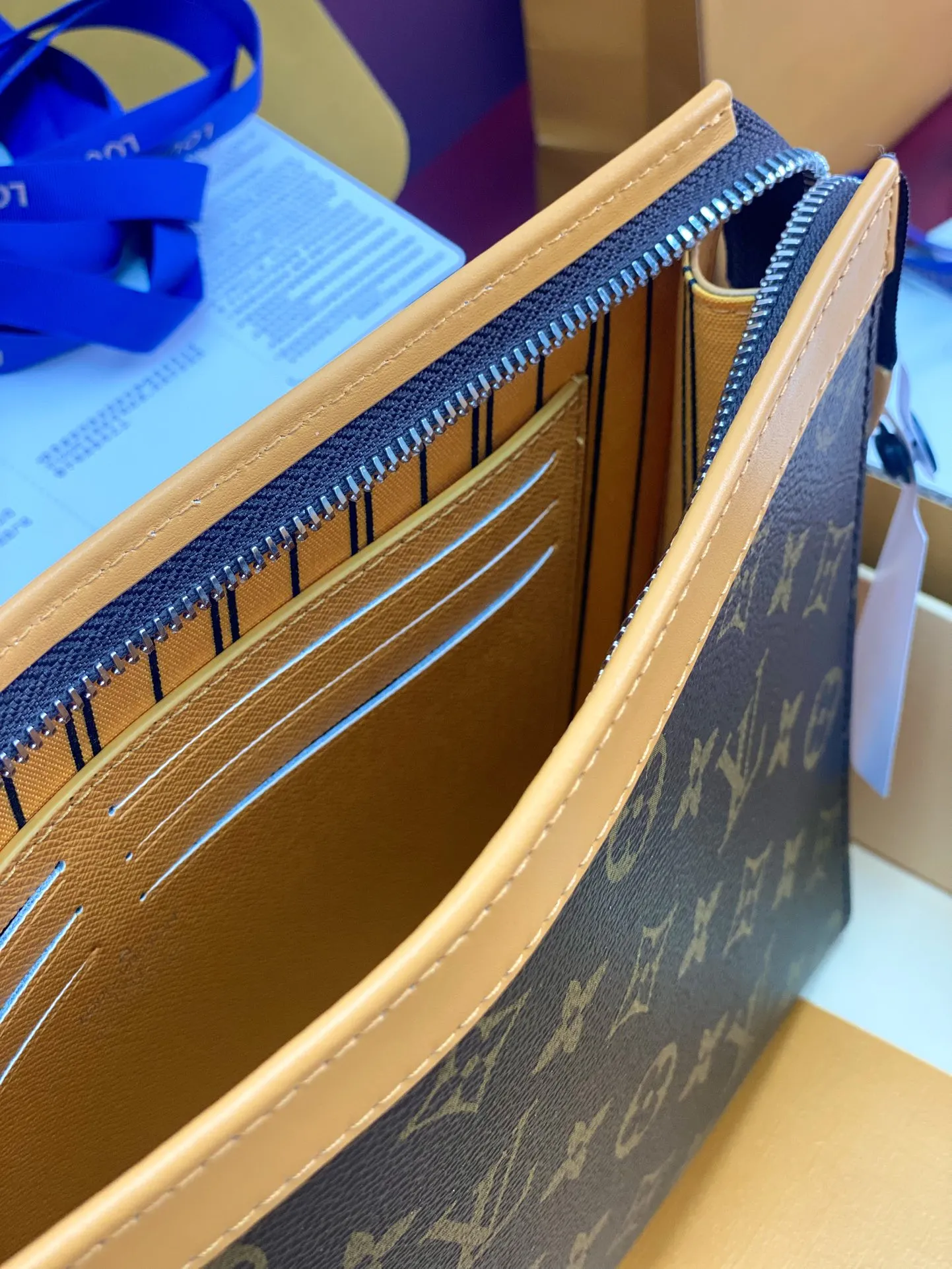 Louis Vuitton Pochette Voyage MM M12820 - 图片 9