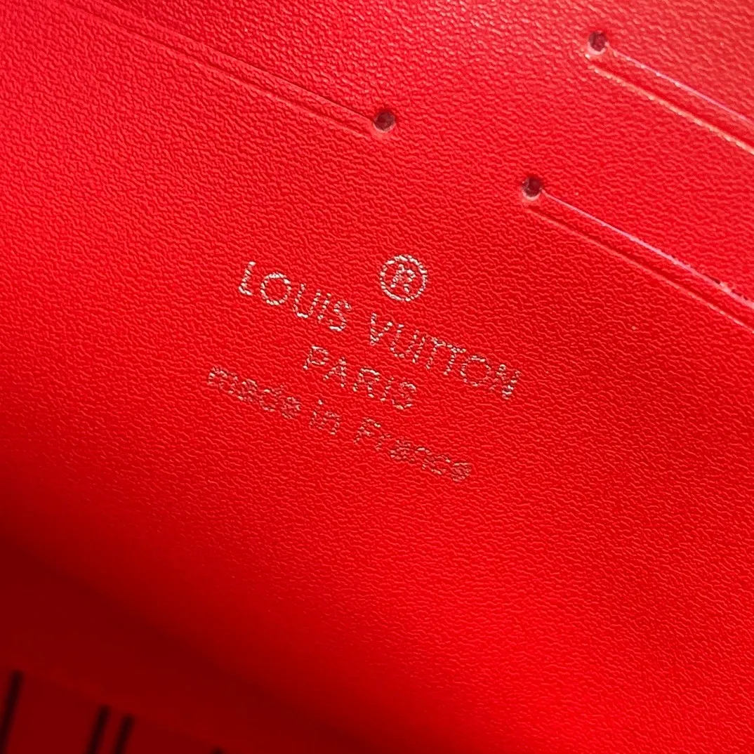 Alternative view of Louis Vuitton Pochette Voyage MM M12817