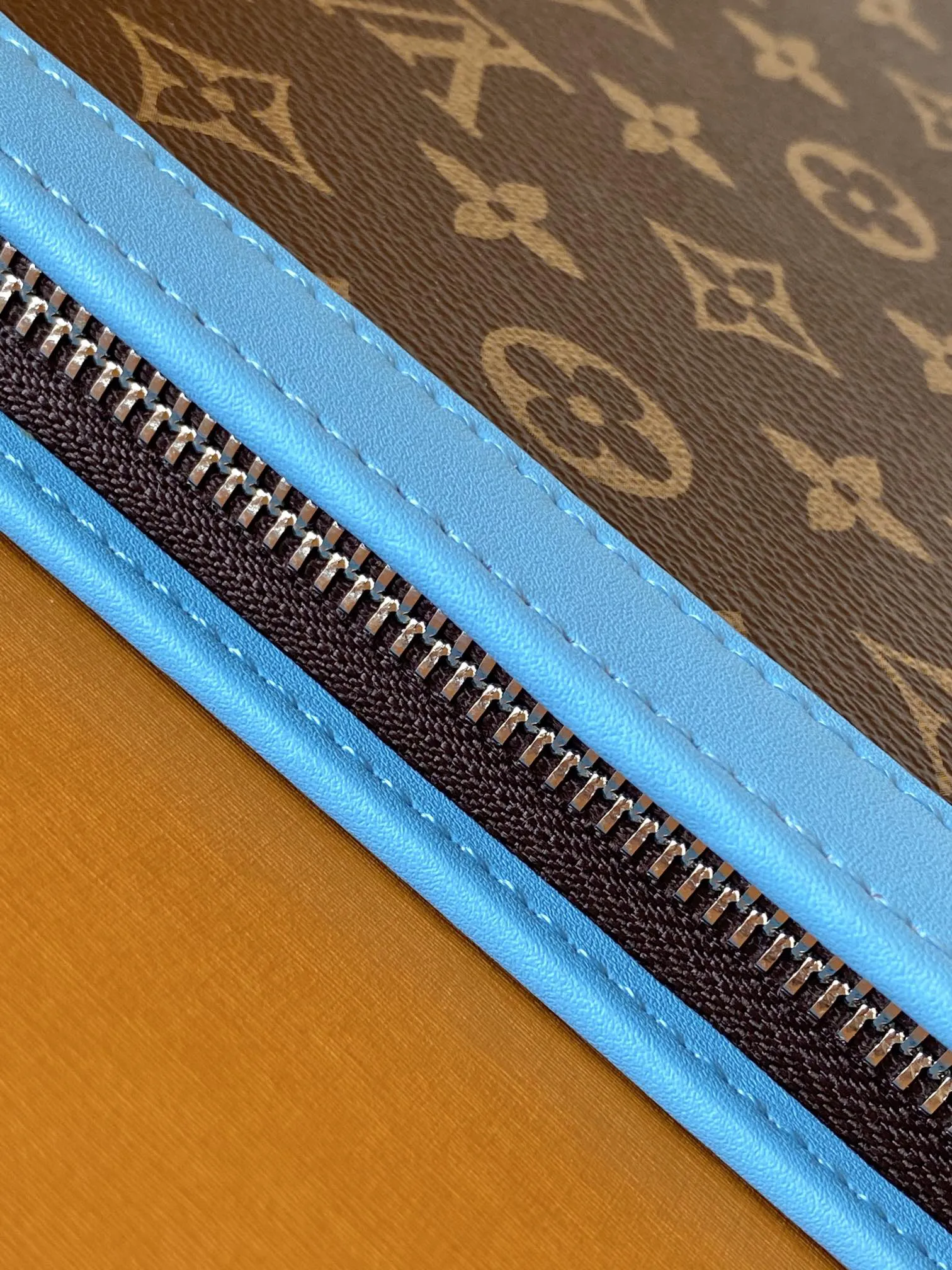 Louis Vuitton Pochette Voyage MM M12815 - 图片 9