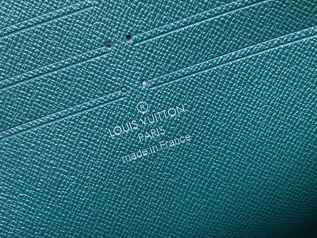 Alternative view of Louis Vuitton Pochette Voyage MM M12816
