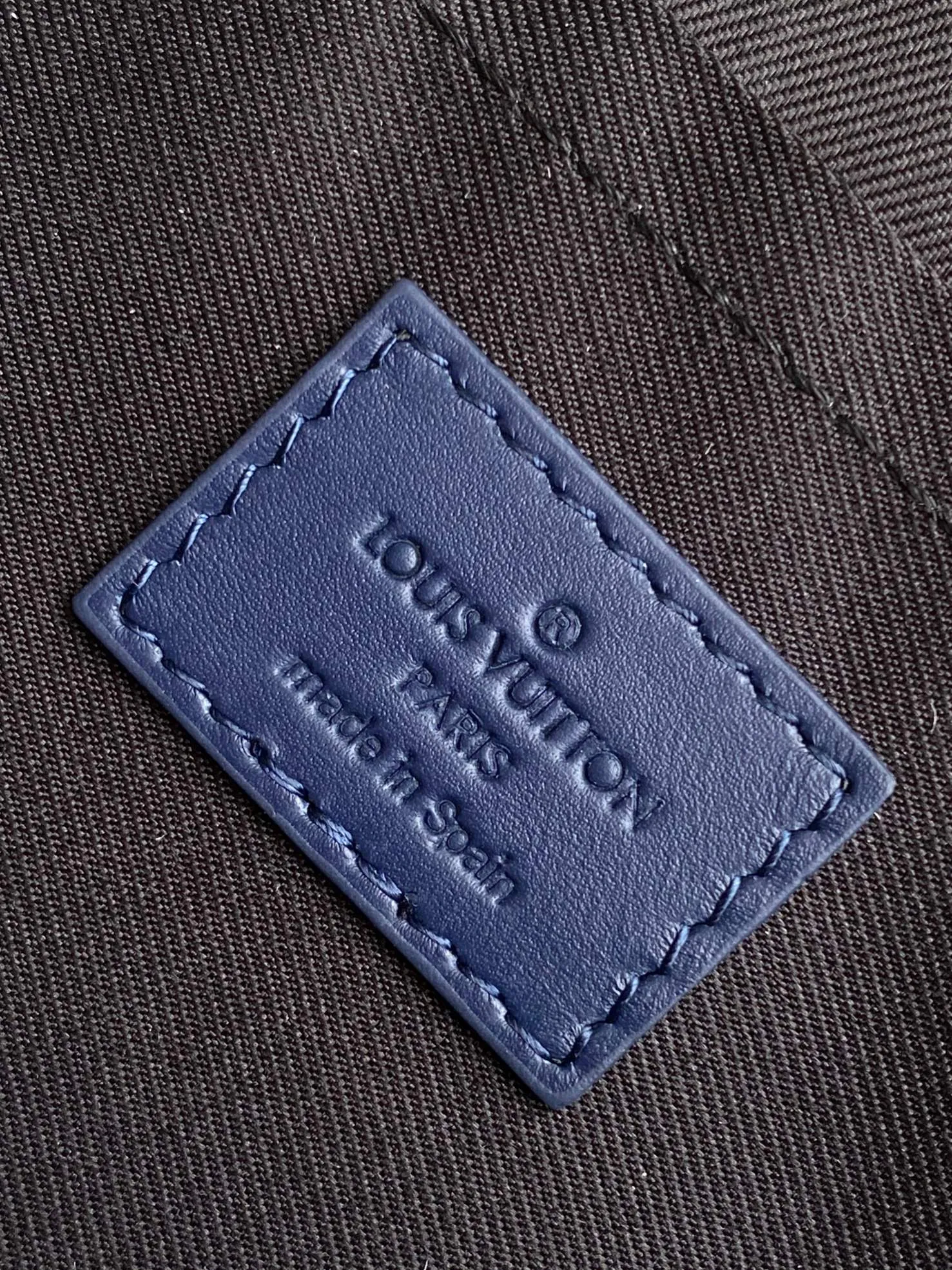 Alternative view of Louis Vuitton S-Cape Messenger M11692