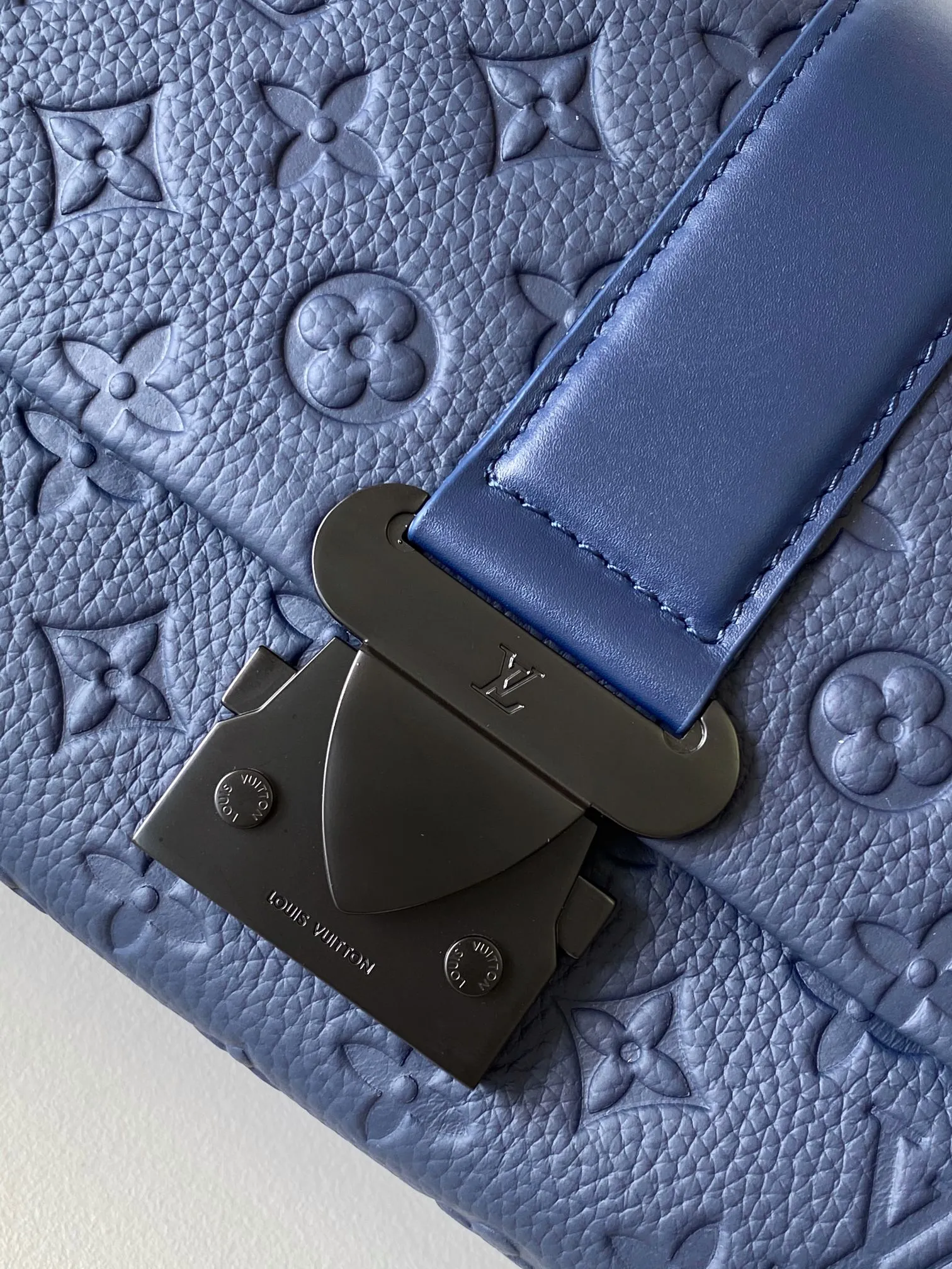 Louis Vuitton S-Cape Messenger M11692 - 图片 7