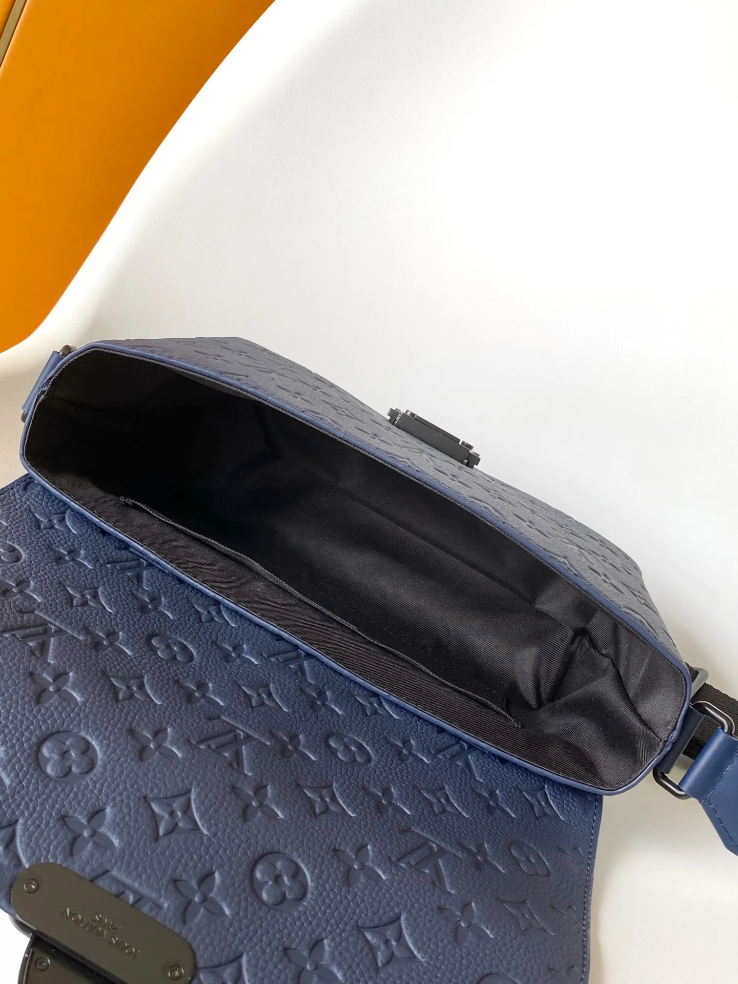 Louis Vuitton S-Cape Messenger M11692 - 图片 10