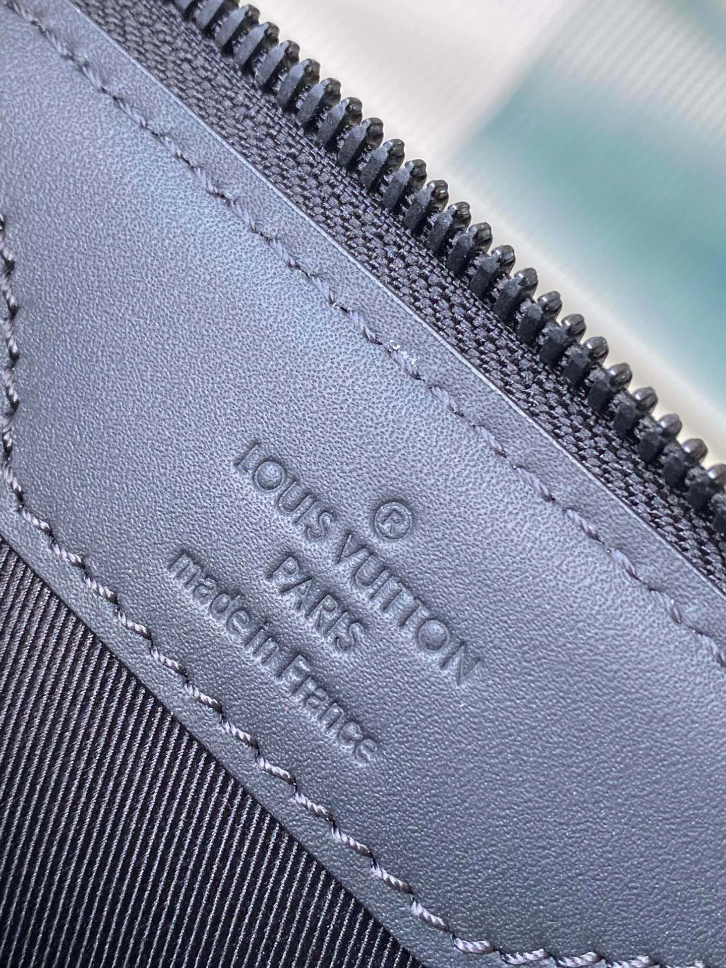 Alternative view of Louis Vuitton Sac Plat Cross M21884