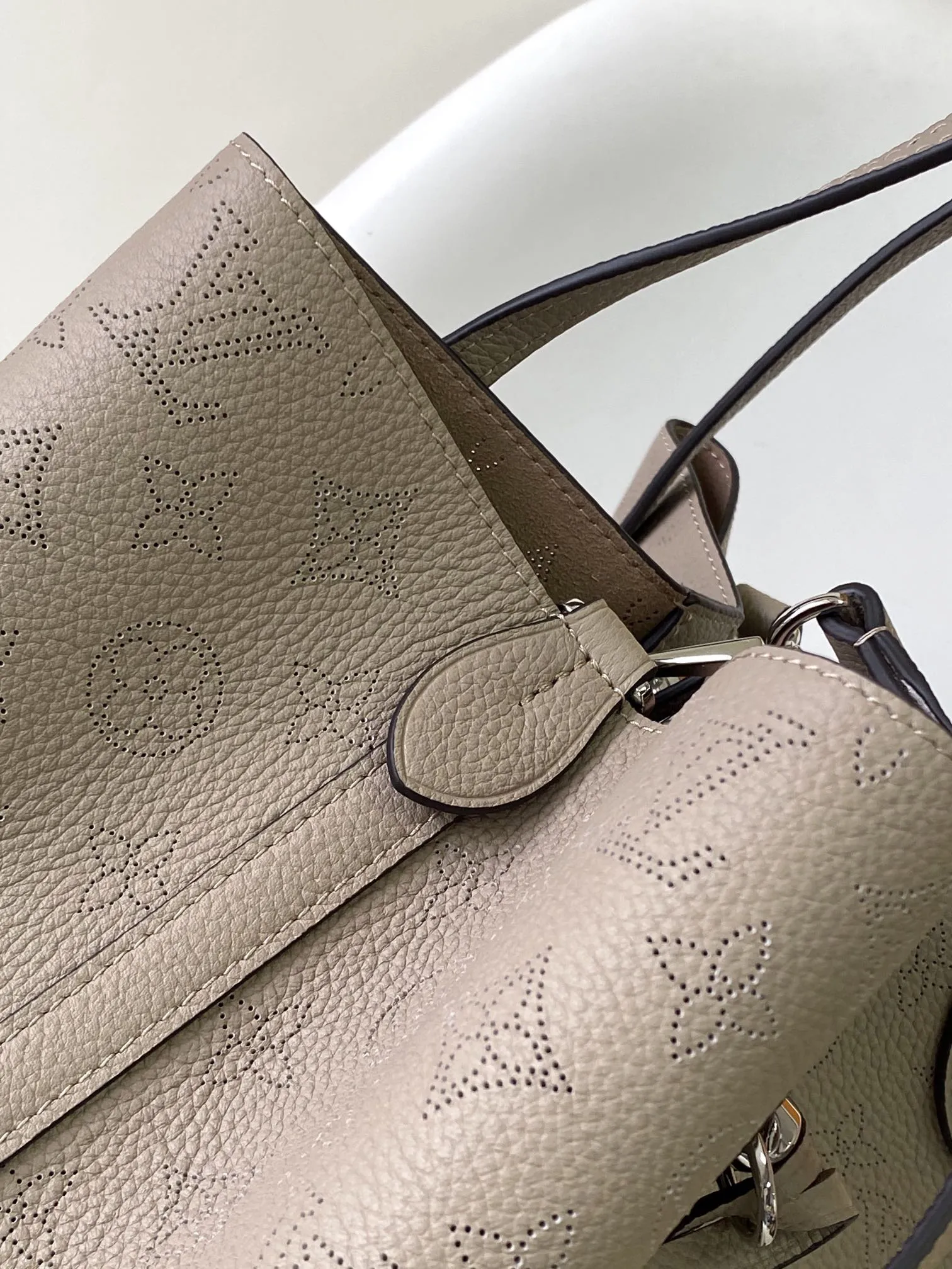 Alternative view of Louis Vuitton Blossom MM M21852