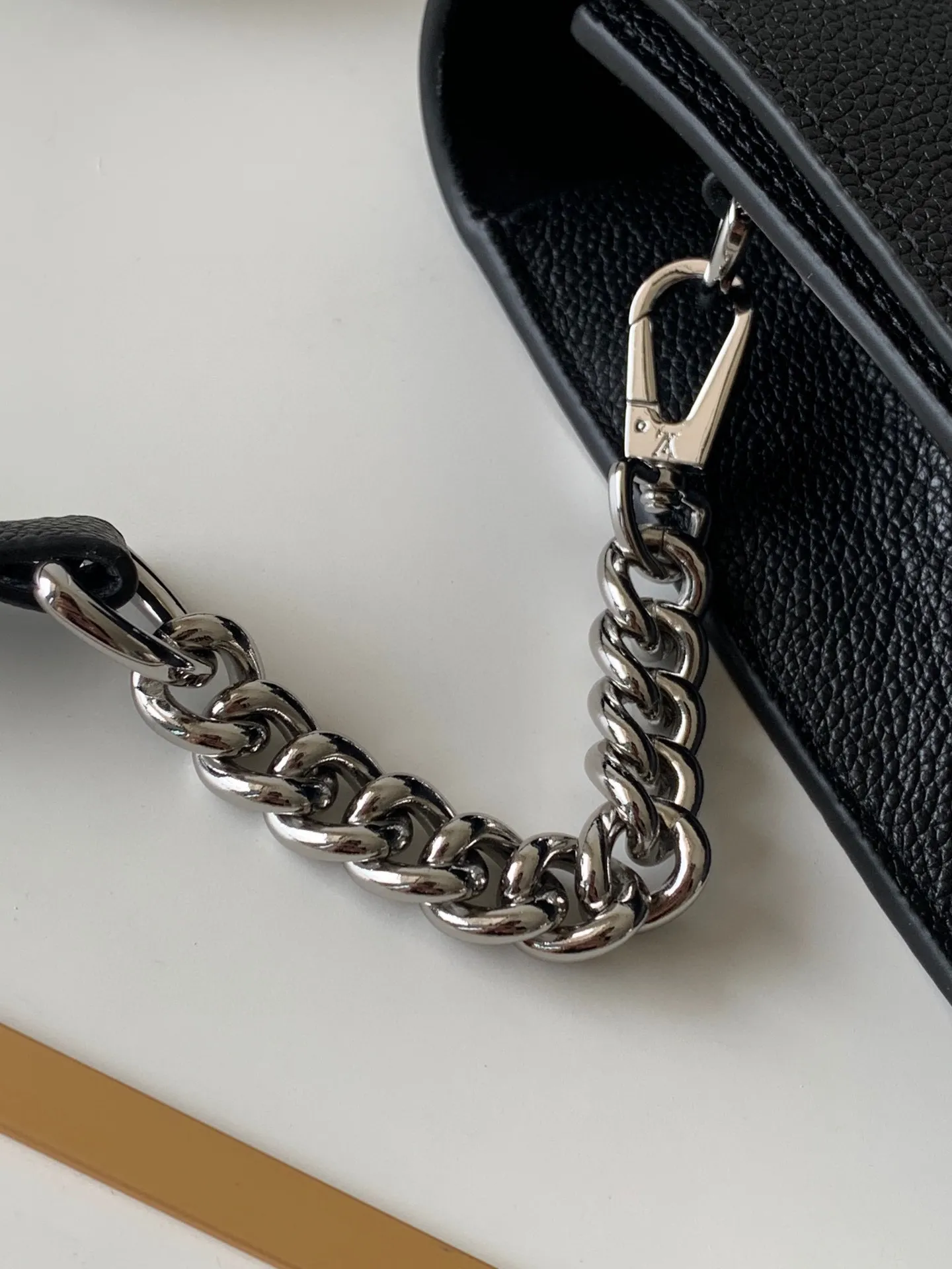 Louis Vuitton Lockme Clutch M56088 - Image 8