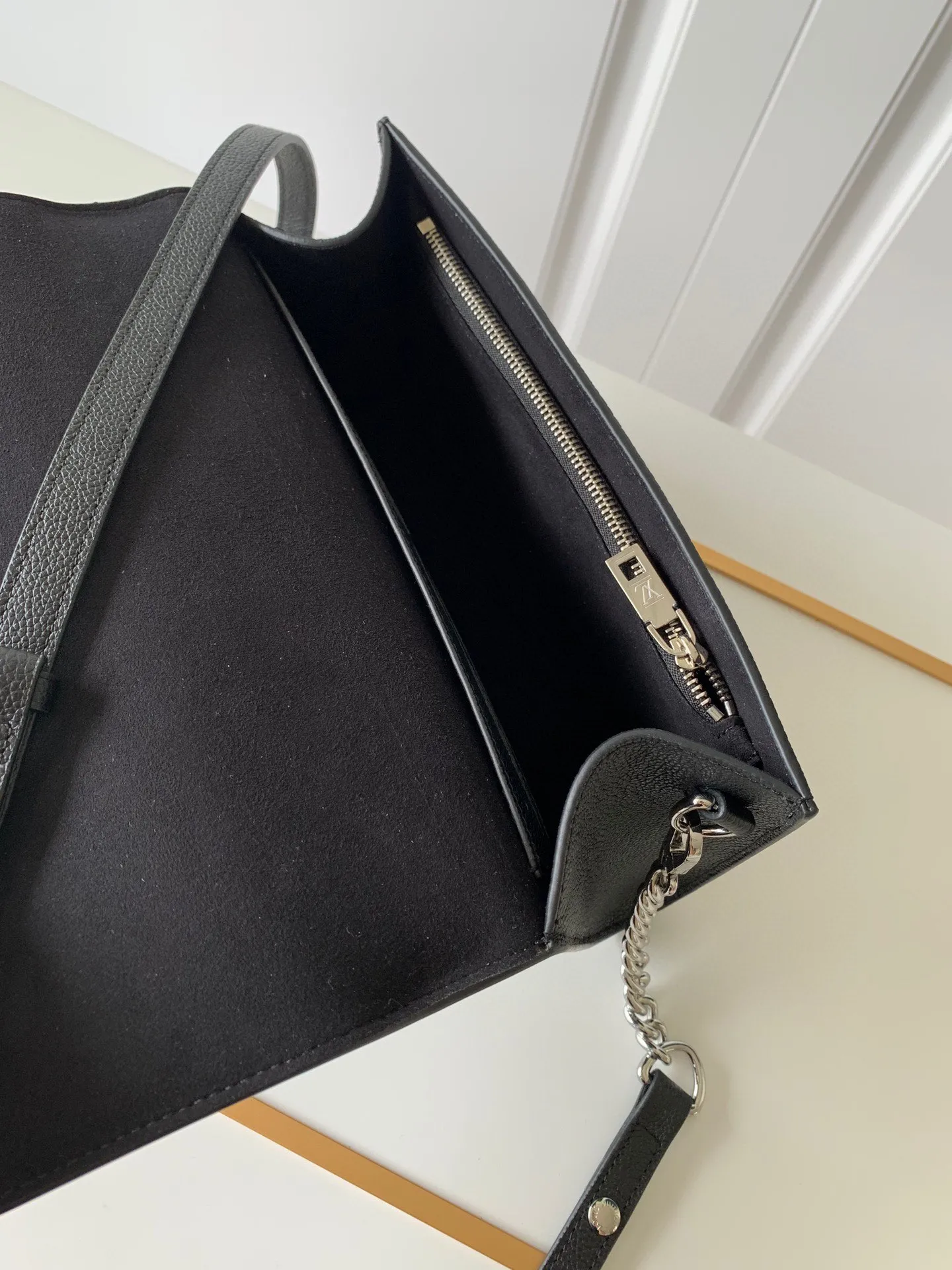 Louis Vuitton Lockme Clutch M56088 - Image 10