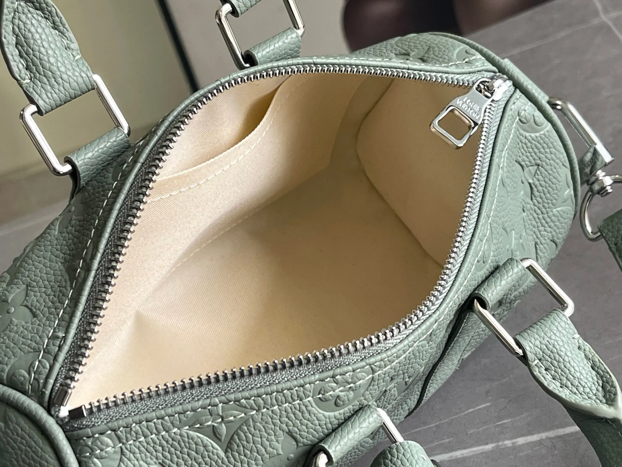 Alternative view of Louis Vuitton Keepall Bandoulière 25 M13866