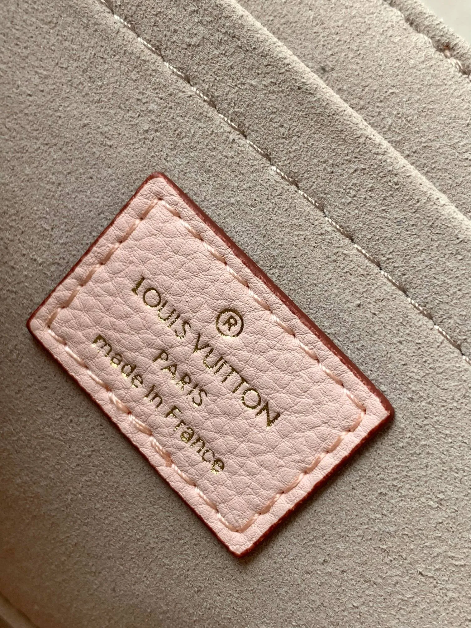 Alternative view of Louis Vuitton LockMe East West M22585