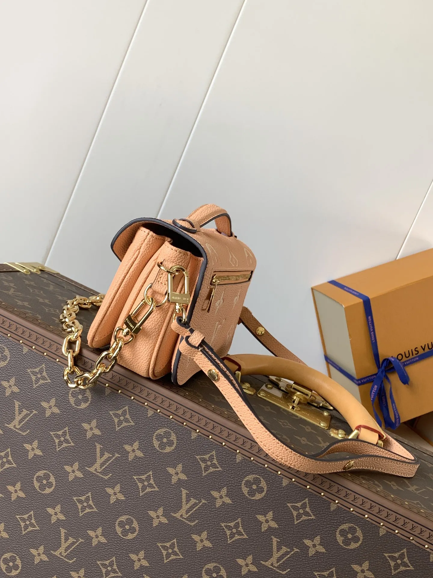 Louis Vuitton Pochette Métis East West M12735 - Image 4