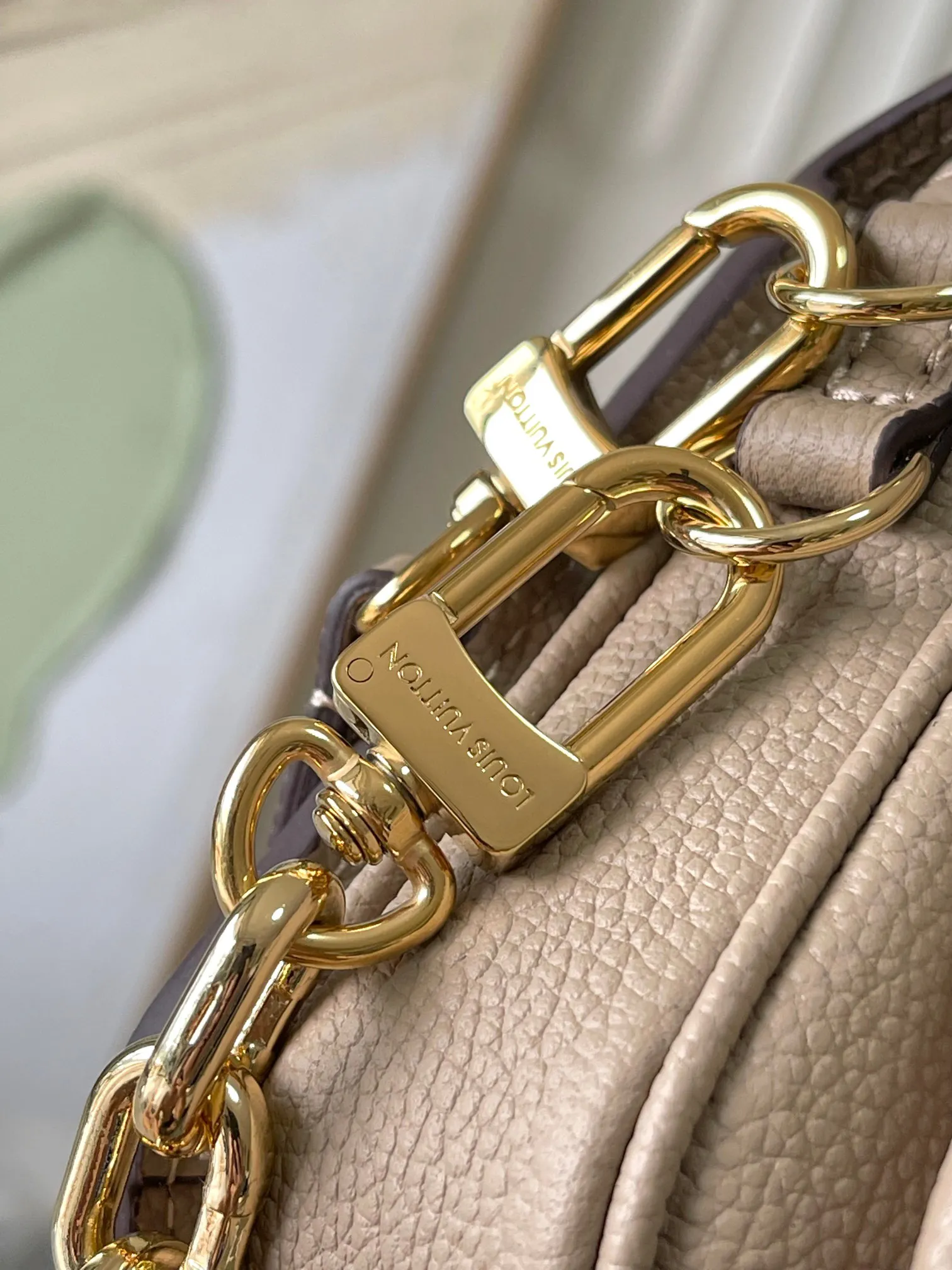 Alternative view of Louis Vuitton Pochette Métis East West M23081