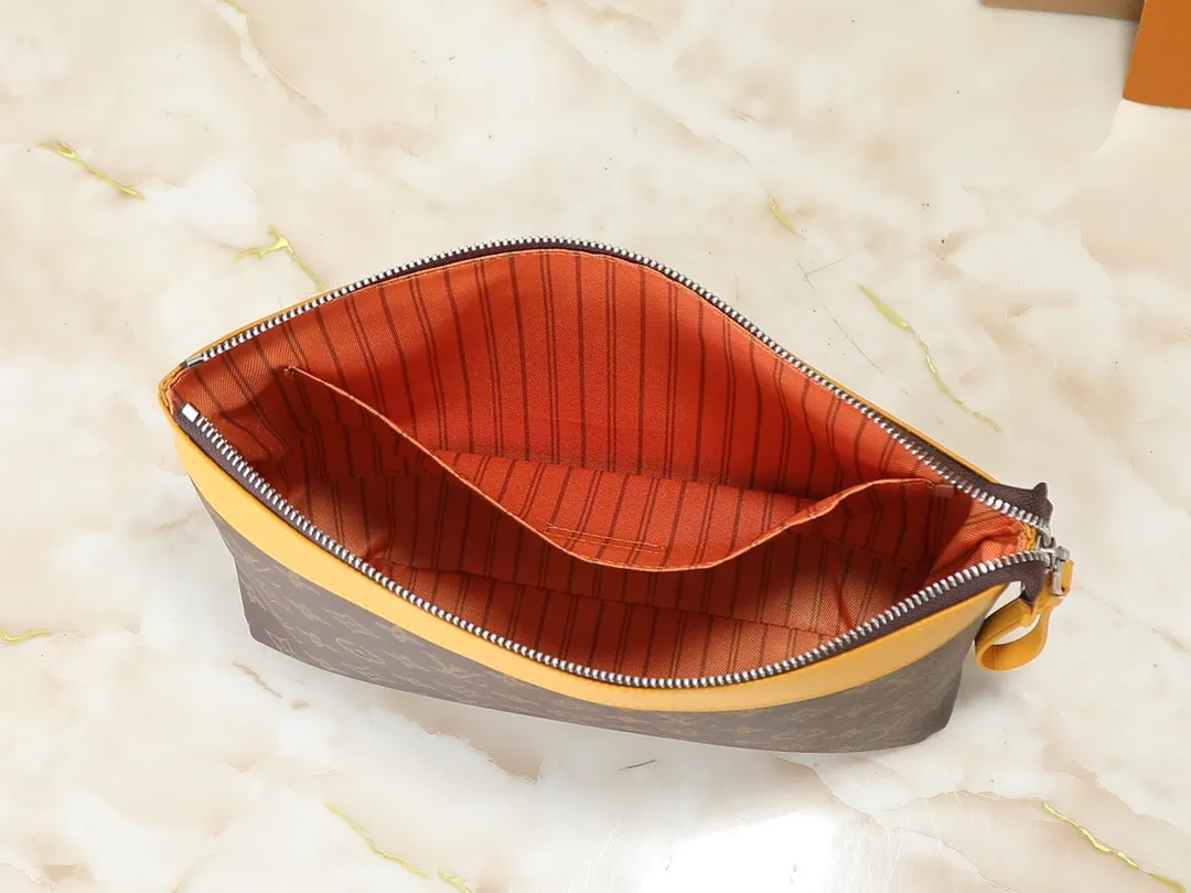 Alternative view of Louis Vuitton Pochette Voyage Souple M13198