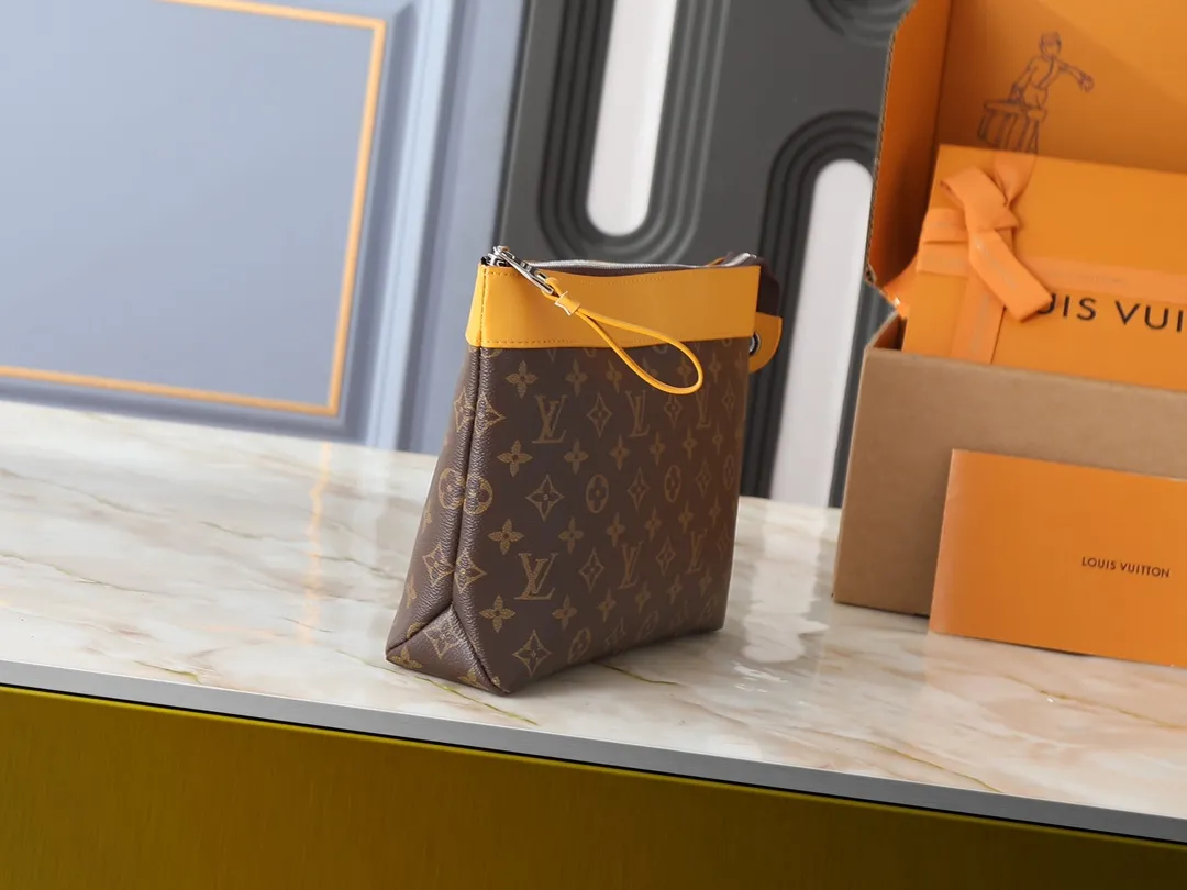 Louis Vuitton Pochette Voyage Souple M13198 - Image 4