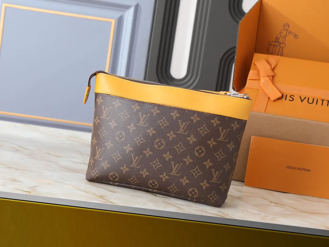Louis Vuitton Pochette Voyage Souple M13198 - Image 5