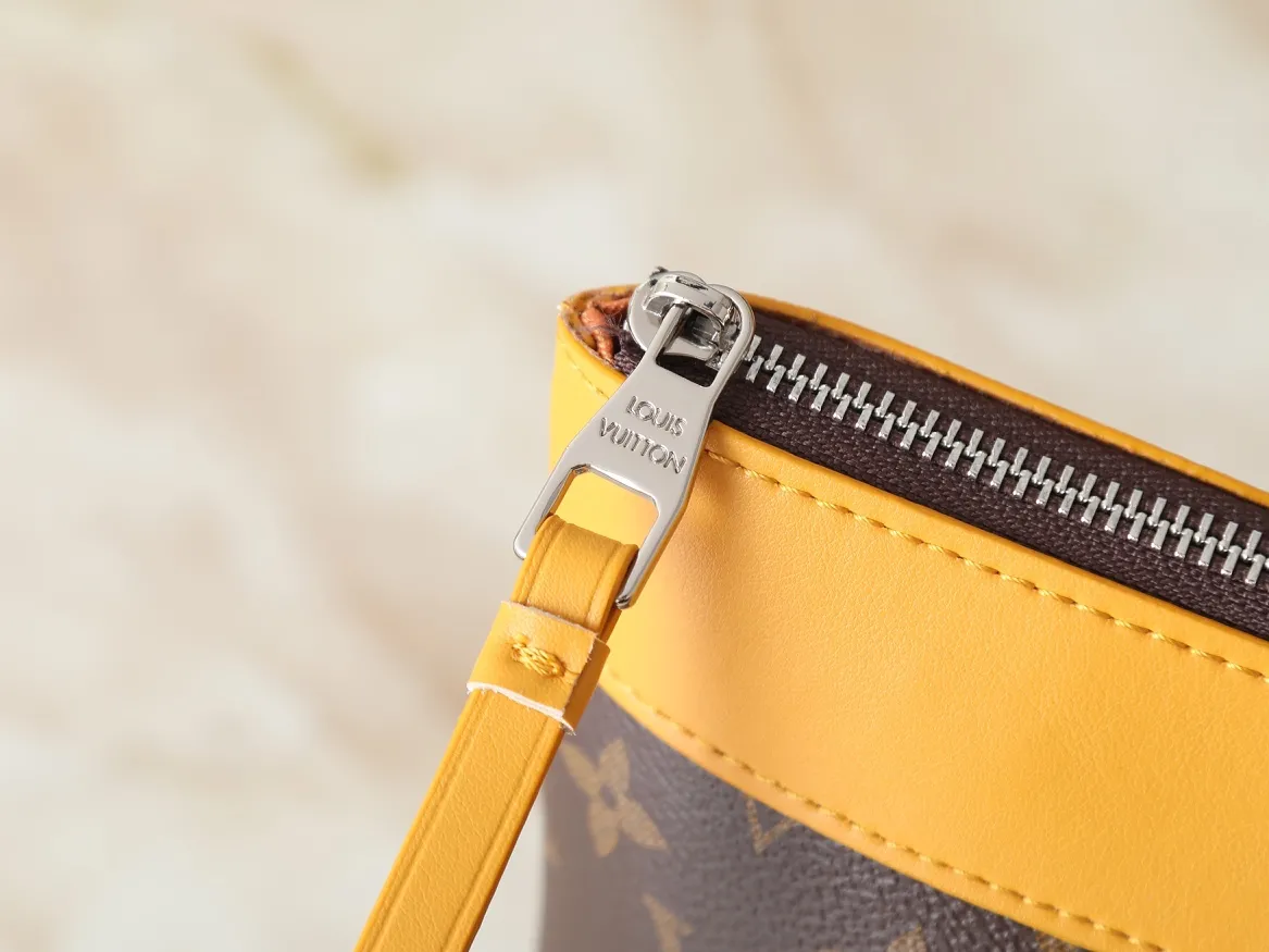 Louis Vuitton Pochette Voyage Souple M13198 - Image 9