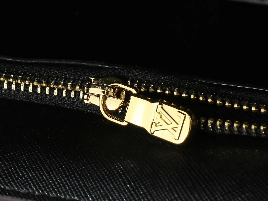 Louis Vuitton Book Chain Wallet M81830 - 图片 9