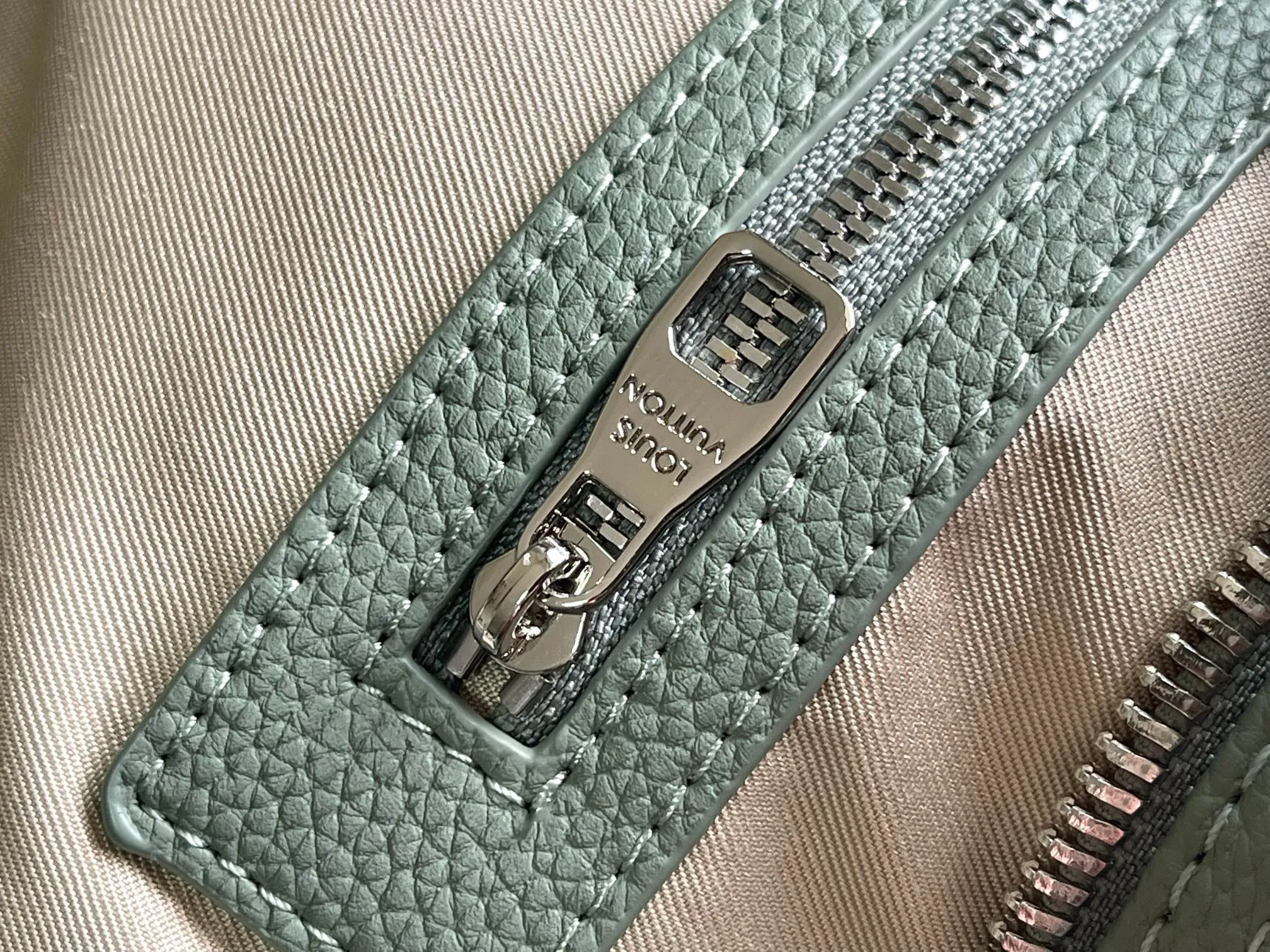 Alternative view of Louis Vuitton Keepall Bandoulière 50 M13976