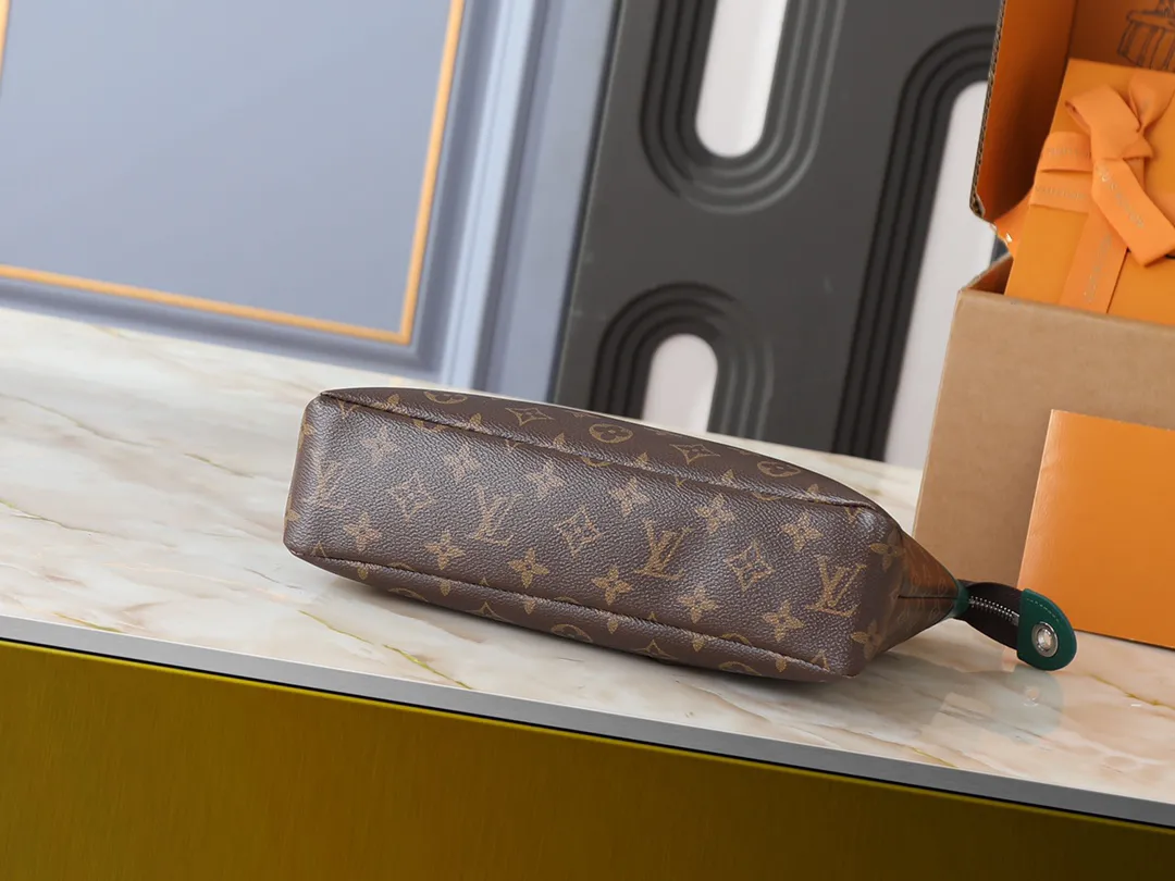 Louis Vuitton Pochette Voyage Souple M13199 - Image 6